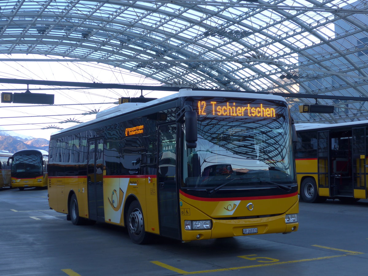 (177'048) - PostAuto Graubnden - GR 168'876 - Irisbus am 10. Dezember 2016 in Chur, Postautostation