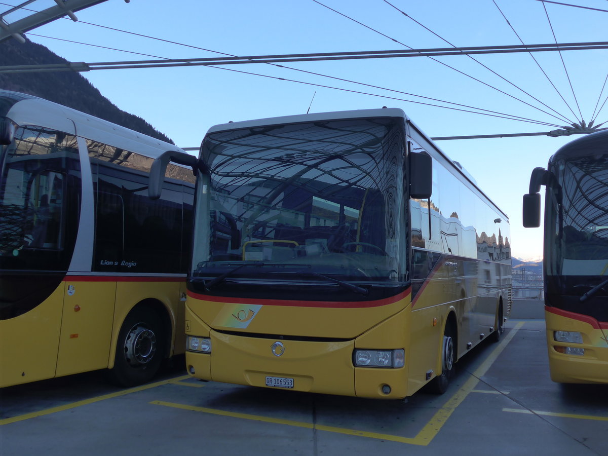 (177'055) - PostAuto Graubnden - GR 106'553 - Irisbus am 10. Dezember 2016 in Chur, Postautostation