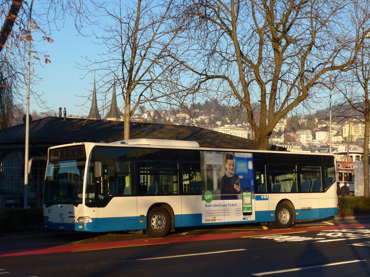 (177'124) - VBL Luzern - Nr. 67/LU 15'729 - Mercedes am 10. Dezember 2016 beim Bahnhof Luzern