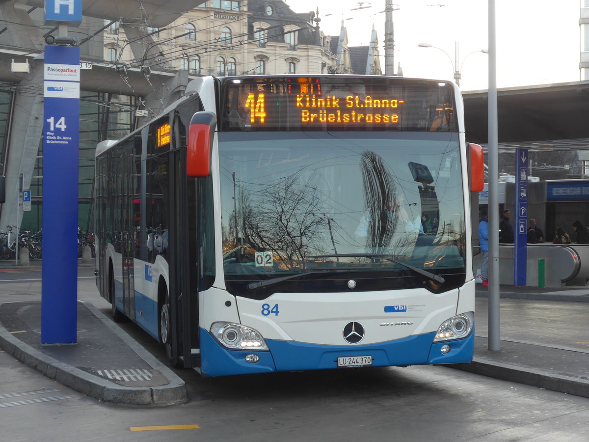 (177'130) - VBL Luzern - Nr. 84/LU 244'370 - Mercedes am 10. Dezember 2016 beim Bahnhof Luzern