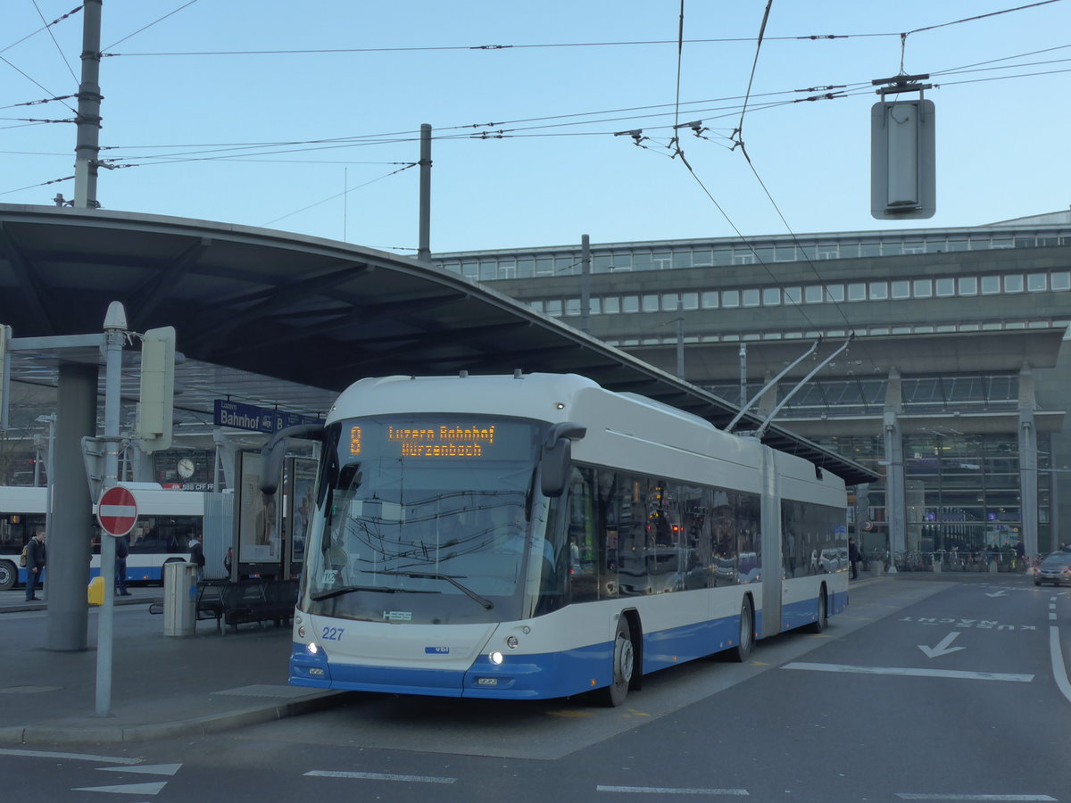 (177'136) - VBL Luzern - Nr. 227 - Hess/Hess Gelenktrolleybus am 10. Dezember 2016 beim Bahnhof Luzern