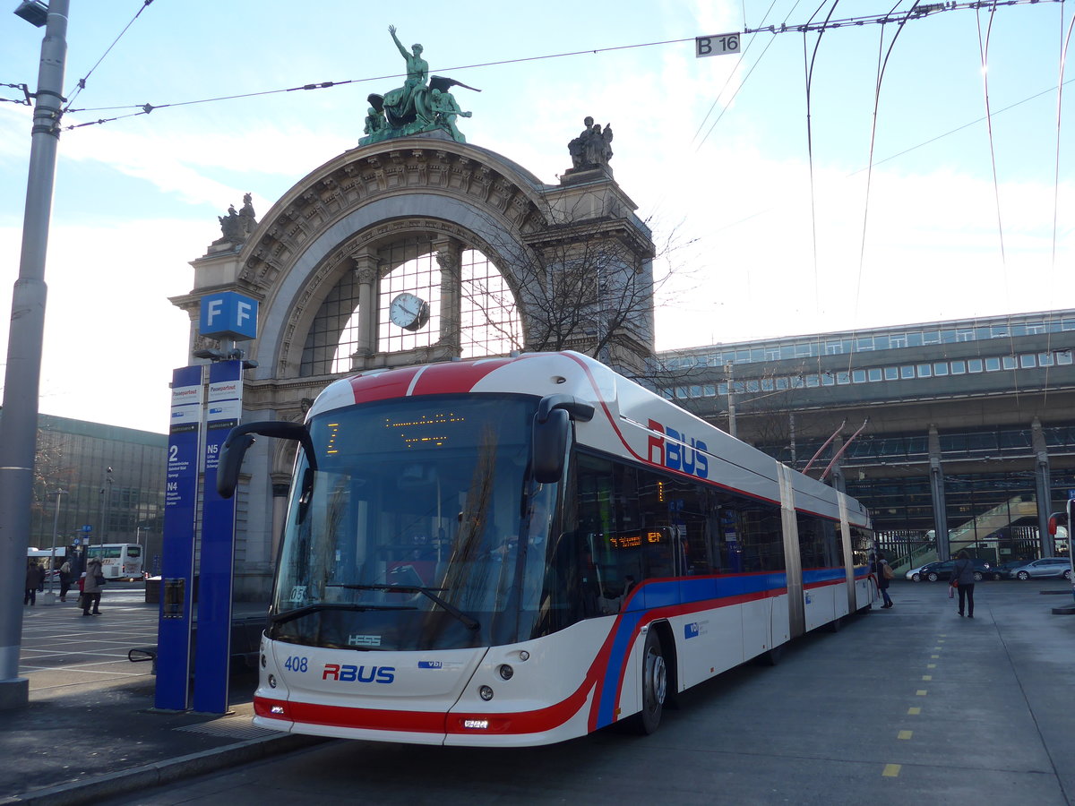 (177'143) - VBL Luzern - Nr. 408 - Hess/Hess Doppelgelenktrolleybus am 11. Dezember 2016 beim Bahnhof Luzern
