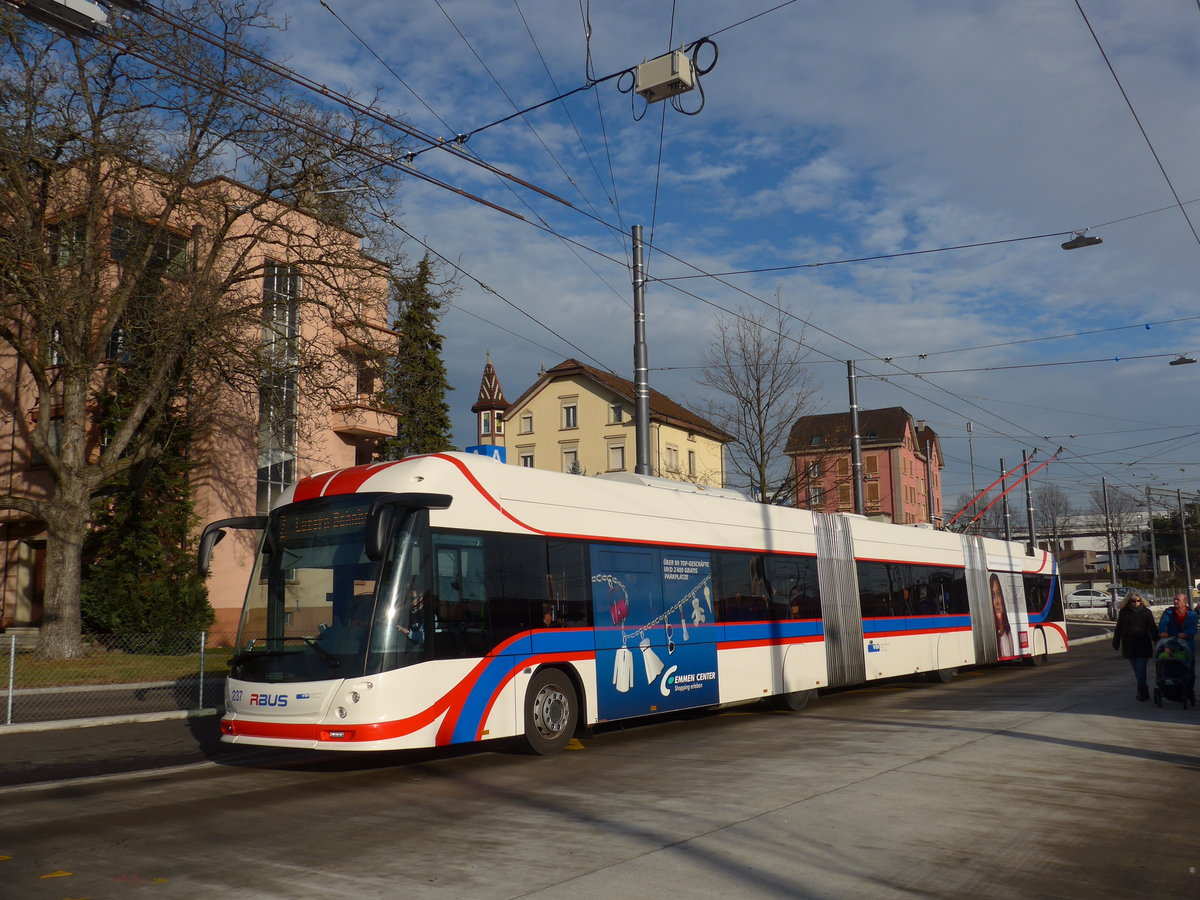 (177'154) - VBL Luzern - Nr. 237 - Hess/Hess Doppelgelenktrolleybus am 11. Dezember 2016 beim Bahnhof Emmenbrcke Sd
