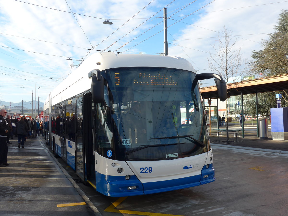(177'155) - VBL Luzern - Nr. 229 - Hess/Hess Gelenktrolleybus am 11. Dezember 2016 beim Bahnhof Emmenbrcke Sd