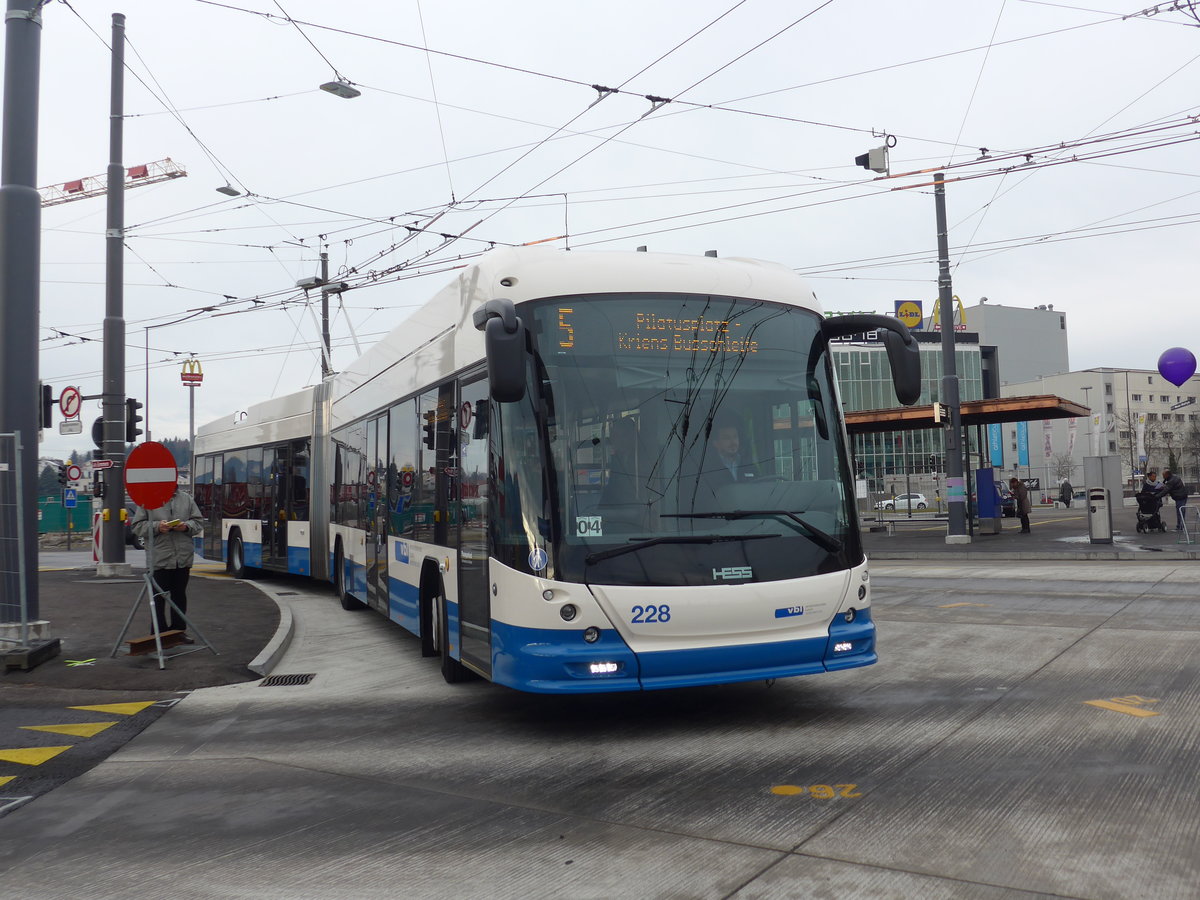 (177'180) - VBL Luzern - Nr. 228 - Hess/Hess Gelenktrolleybus am 11. Dezember 2016 beim Bahnhof Emmenbrcke Sd