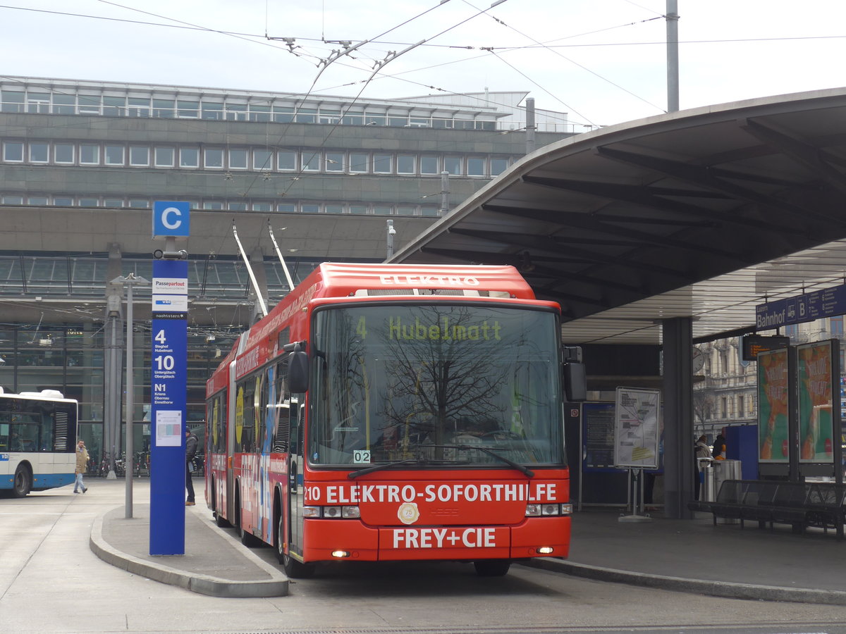 (177'195) - VBL Luzern - Nr. 210 - Hess/Hess Gelenktrolleybus am 11. Dezember 2016 beim Bahnhof Luzern
