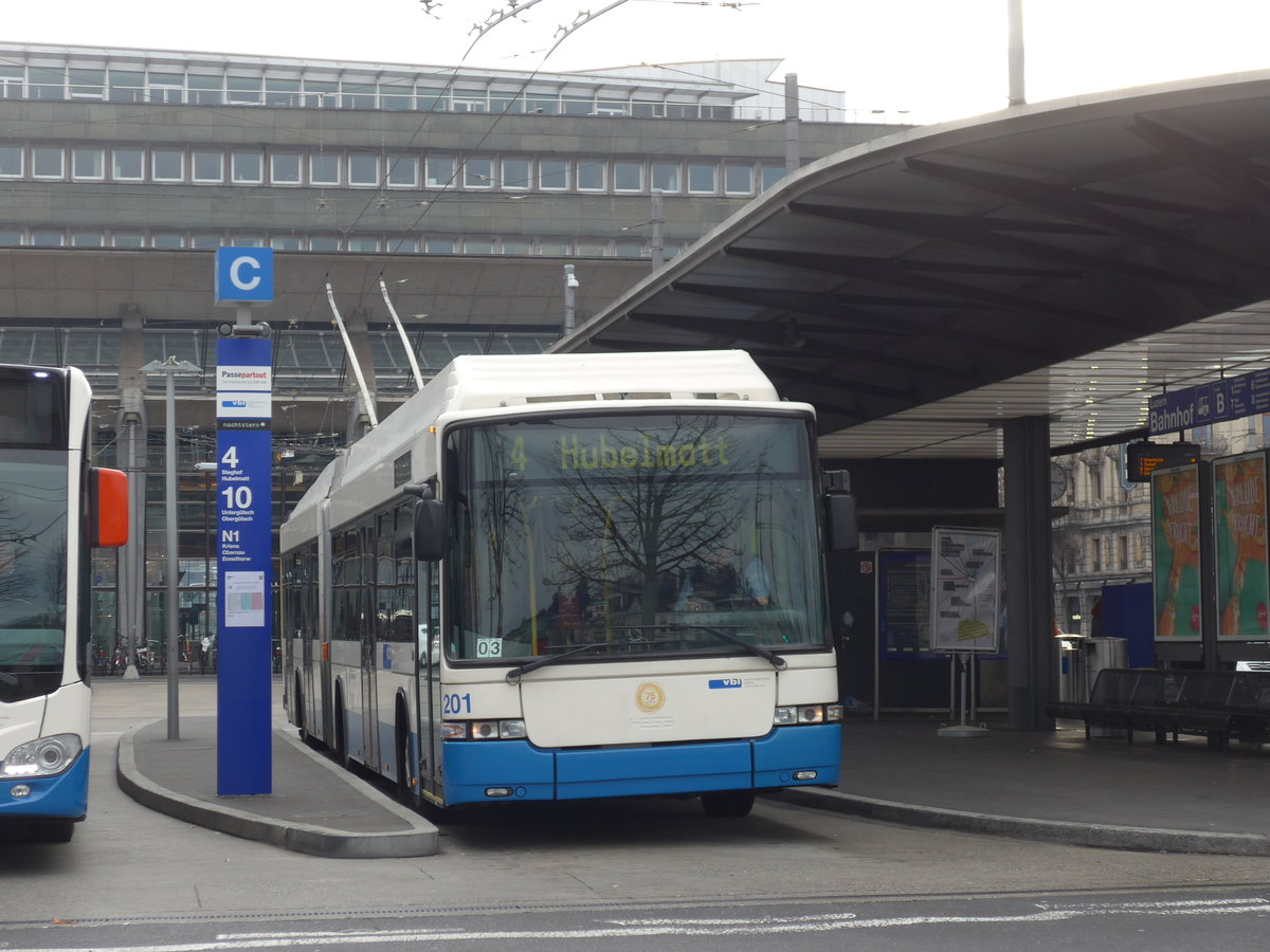 (177'201) - VBL Luzern - Nr. 201 - Hess/Hess Gelenktrolleybus am 11. Dezember 2016 beim Bahnhof Luzern