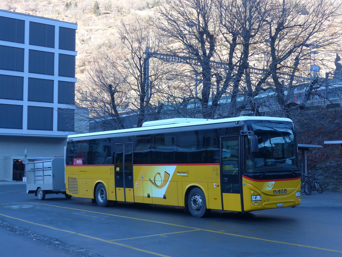 (177'269) - PostAuto Wallis - VS 424'838 - Iveco am 18. Dezember 2016 beim Bahnhof Brig