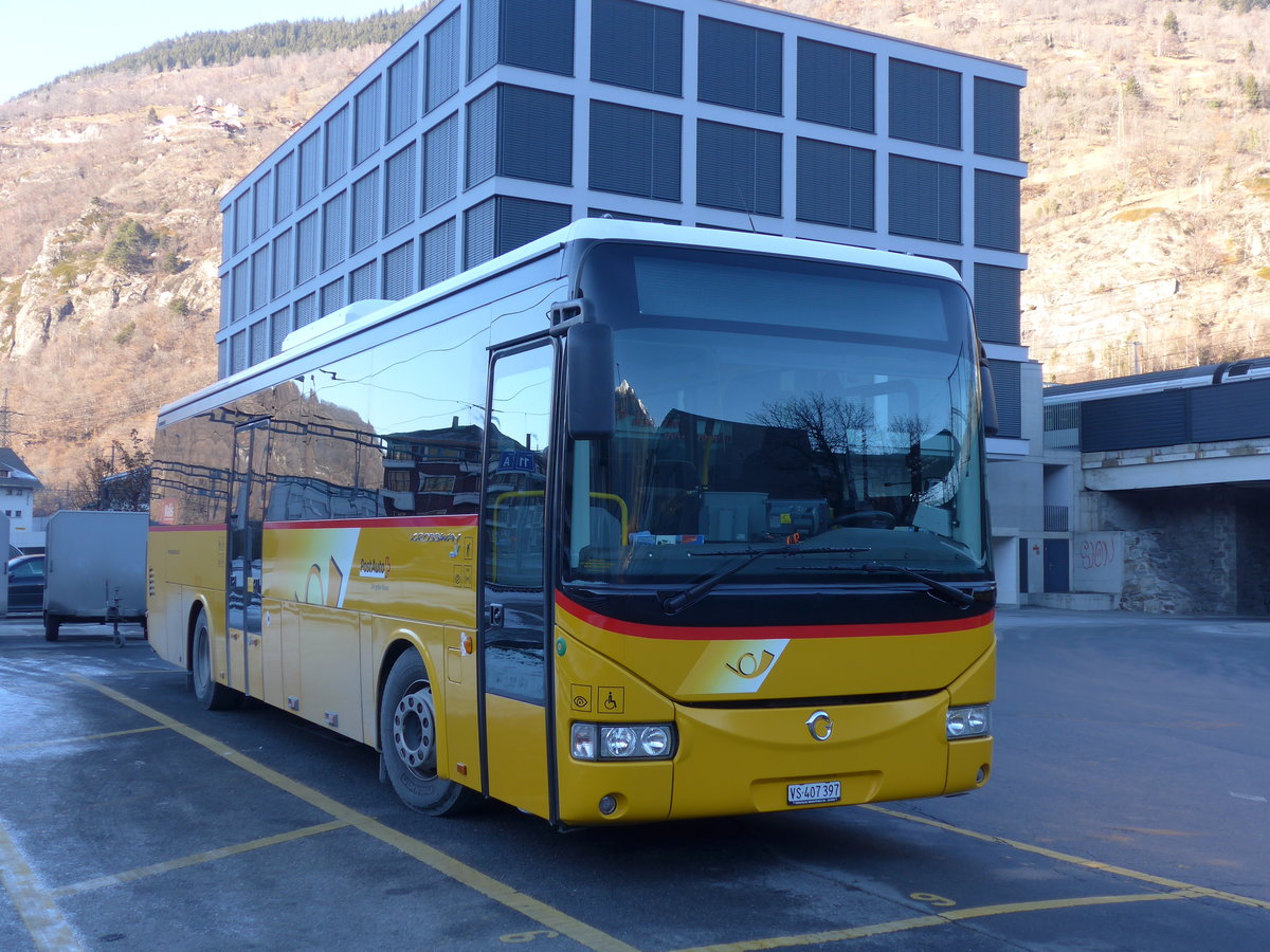 (177'270) - PostAuto Wallis - VS 407'397 - Irisbus am 18. Dezember 2016 beim Bahnhof Brig