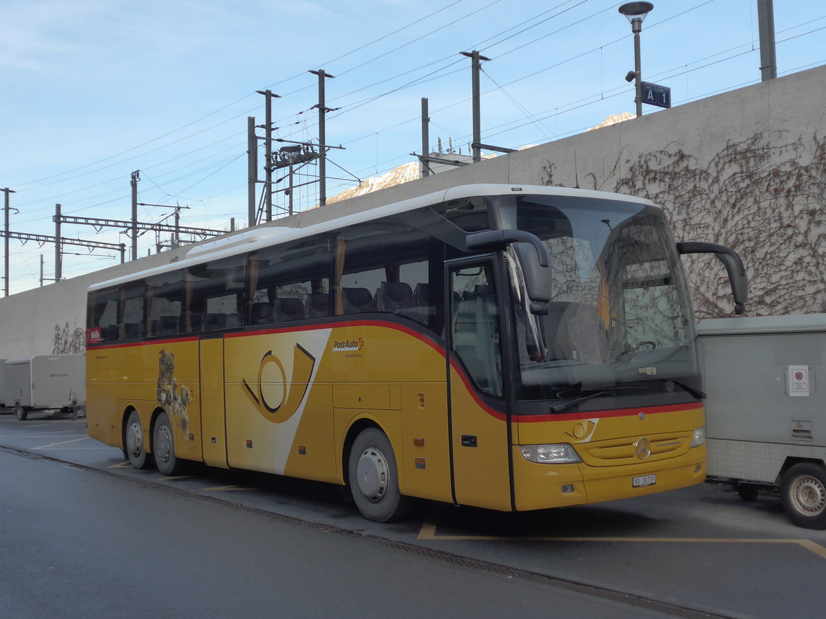(177'343) - PostAuto Wallis - VS 36'719 - Mercedes am 26. Dezember 2016 beim Bahnhof Visp