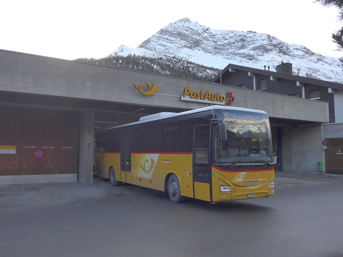 (177'365) - PostAuto Wallis - VS 445'901 - Iveco am 26. Dezember 2016 in Saas-Fee, Postautostation