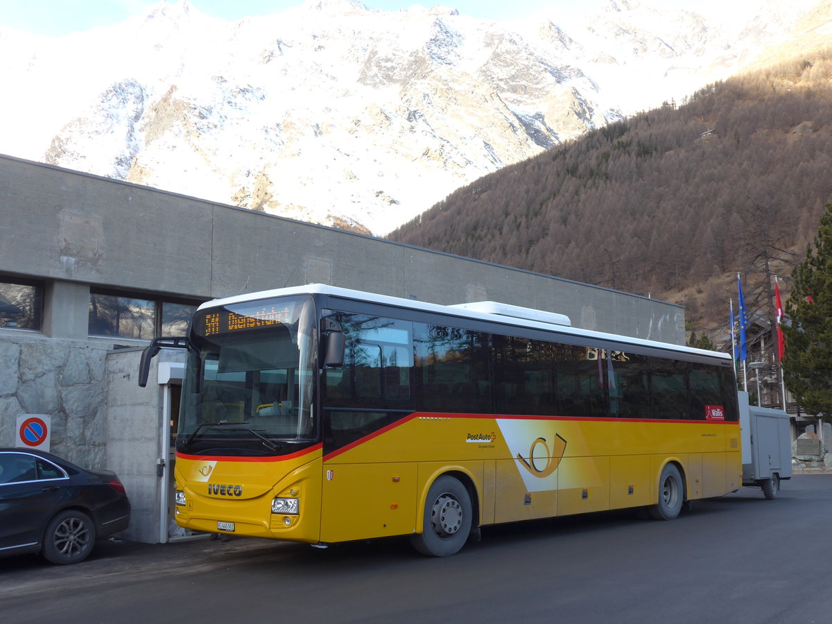 (177'368) - PostAuto Wallis - VS 445'901 - Iveco am 26. Dezember 2016 in Saas-Fee, Postautostation