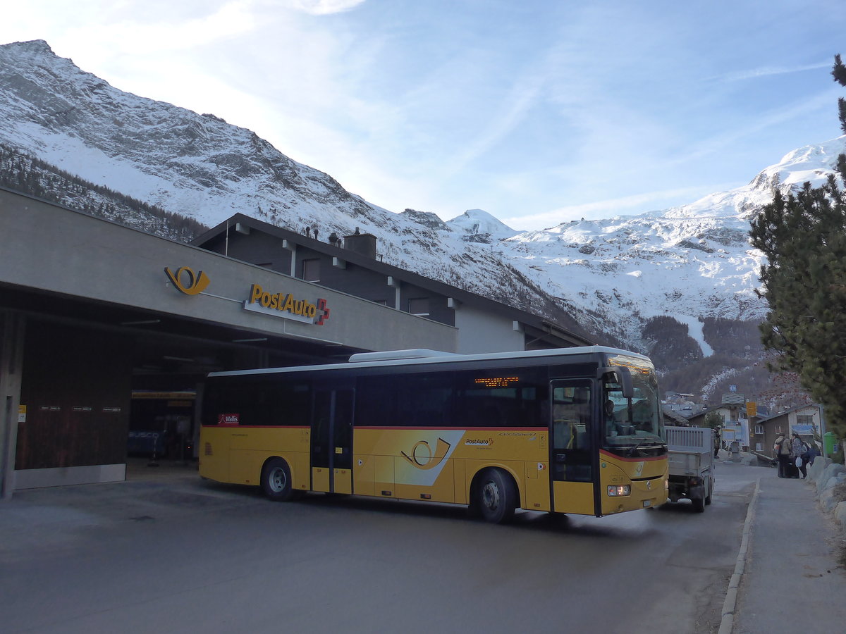 (177'369) - PostAuto Wallis - VS 354'602 - Irisbus am 26. Dezember 2016 in Saas-Fee, Postautostation