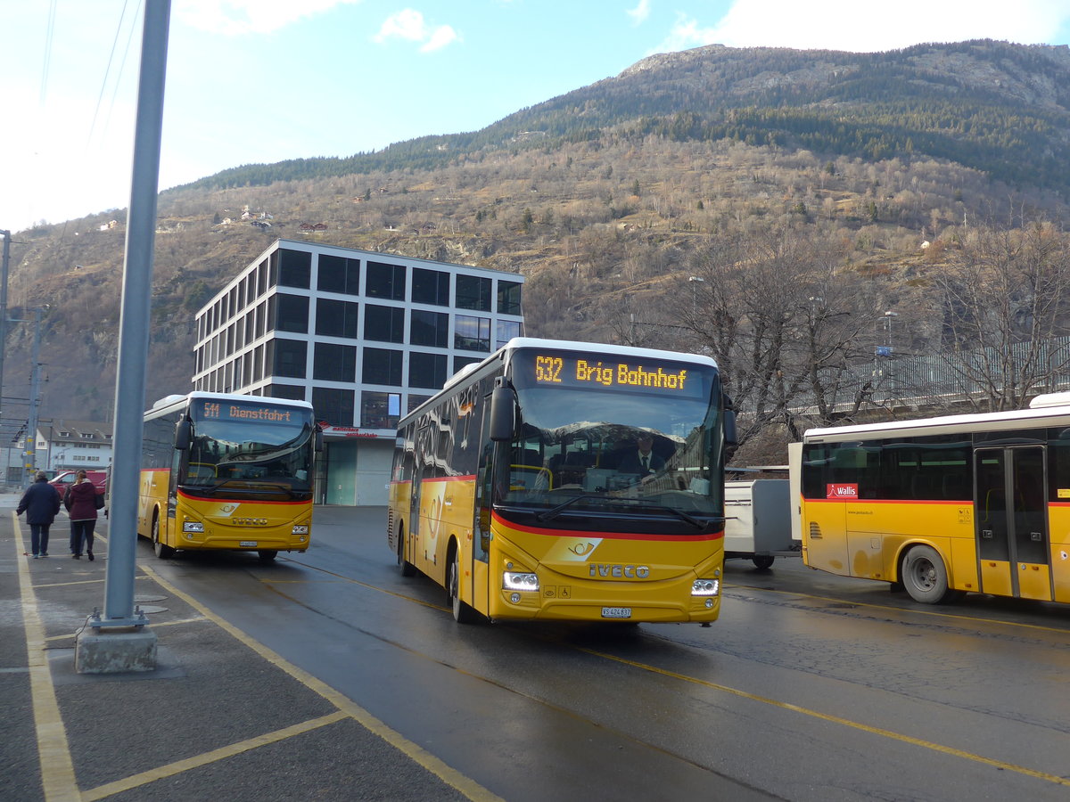 (177'405) - PostAuto Wallis - VS 424'837 - Iveco am 26. Dezember 2016 beim Bahnhof Brig