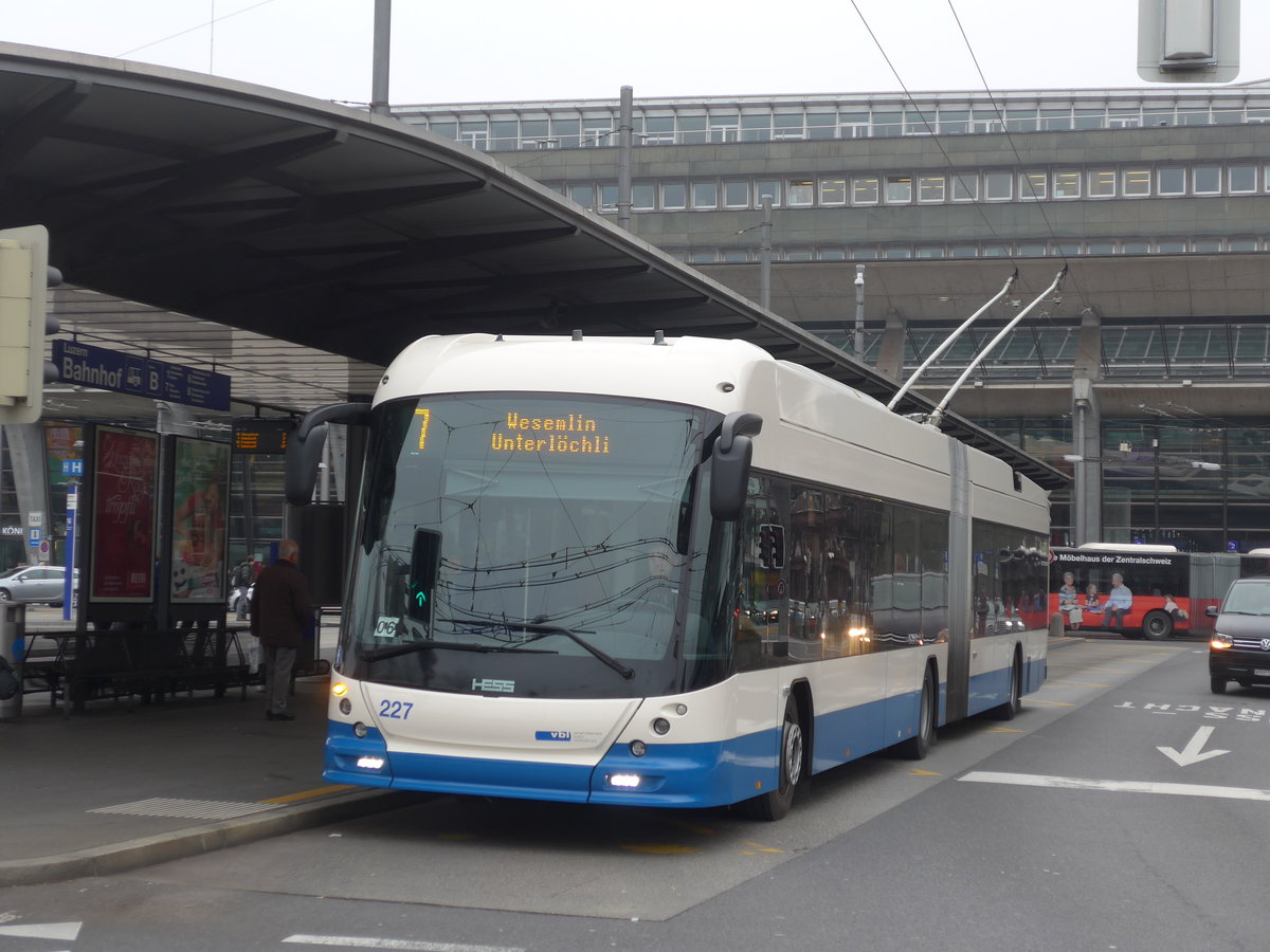 (177'450) - VBL Luzern - Nr. 227 - Hess/Hess Gelenktrolleybus am 30. Dezember 2016 beim Bahnhof Luzern