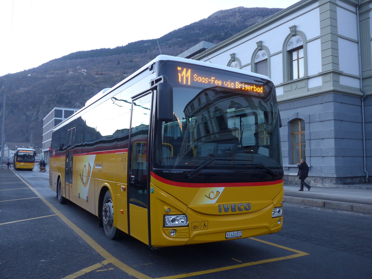 (177'547) - PostAuto Wallis - VS 424'837 - Iveco am 1. Januar 2017 beim Bahnhof Brig
