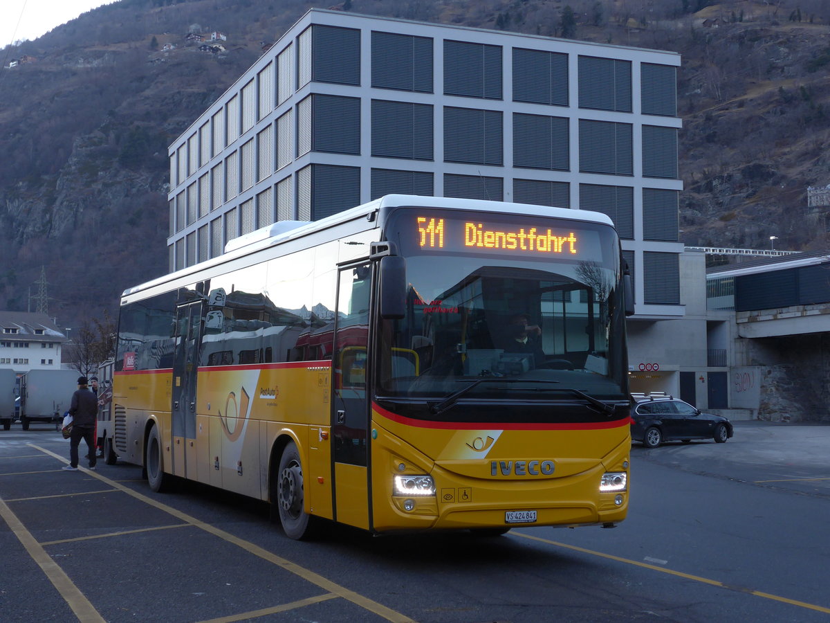 (177'549) - PostAuto Wallis - VS 424'841 - Iveco am 1. Januar 2017 beim Bahnhof Brig