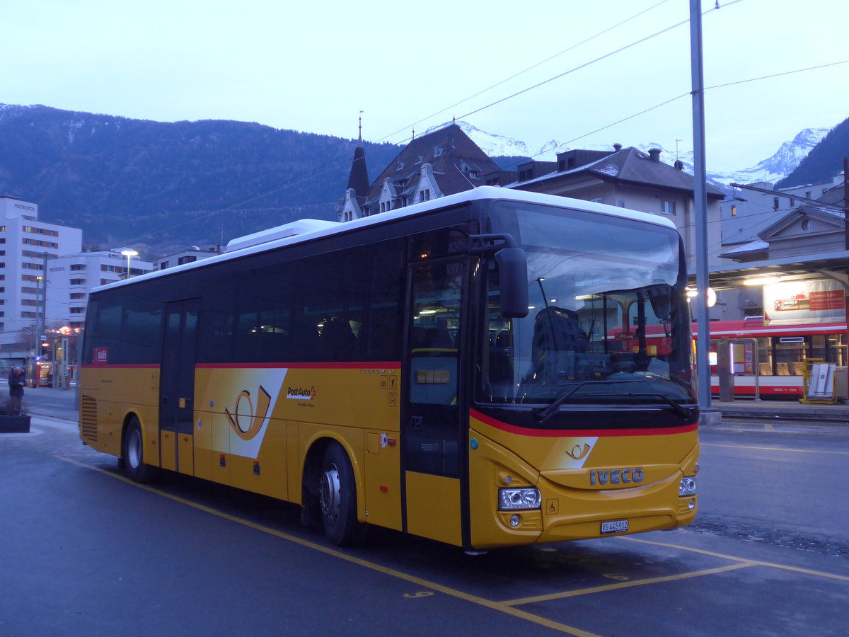 (177'598) - PostAuto Wallis - VS 445'912 - Iveco am 2. Januar 2017 beim Bahnhof Brig