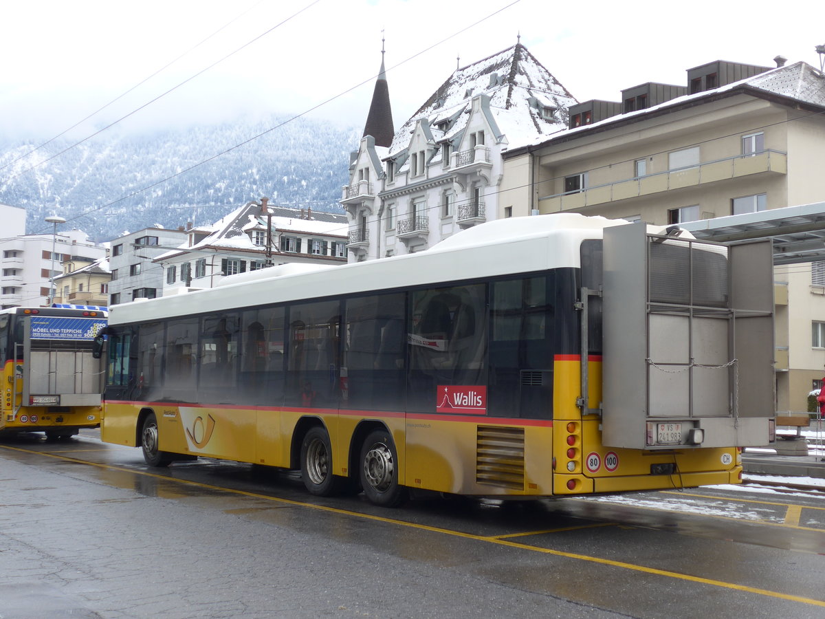 (178'039) - PostAuto Wallis - VS 241'983 - Scania/Hess am 15. Januar 2017 beim Bahnhof Brig