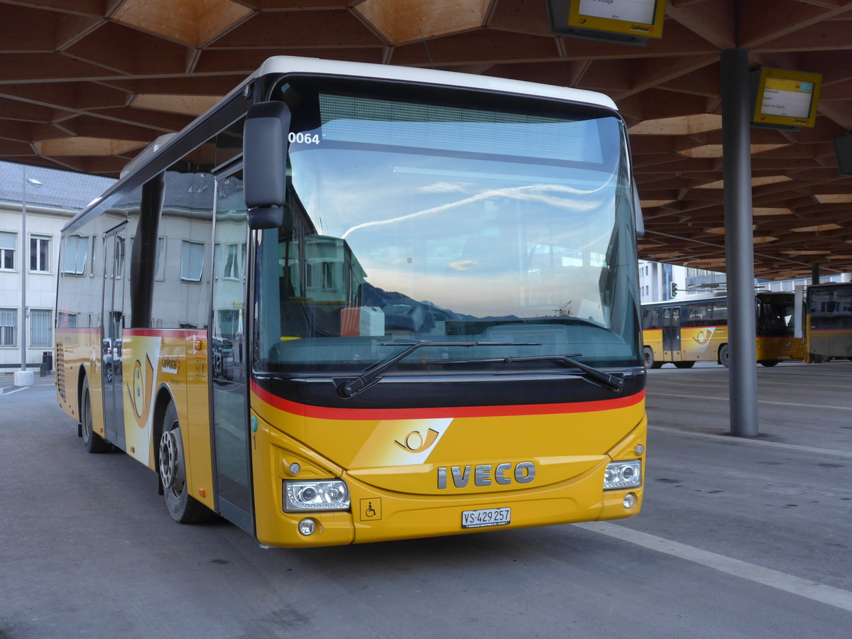 (178'172) - PostAuto Wallis - Nr. 1/VS 429'257 - Iveco am 28. Januar 2017 beim Bahnhof Sion
