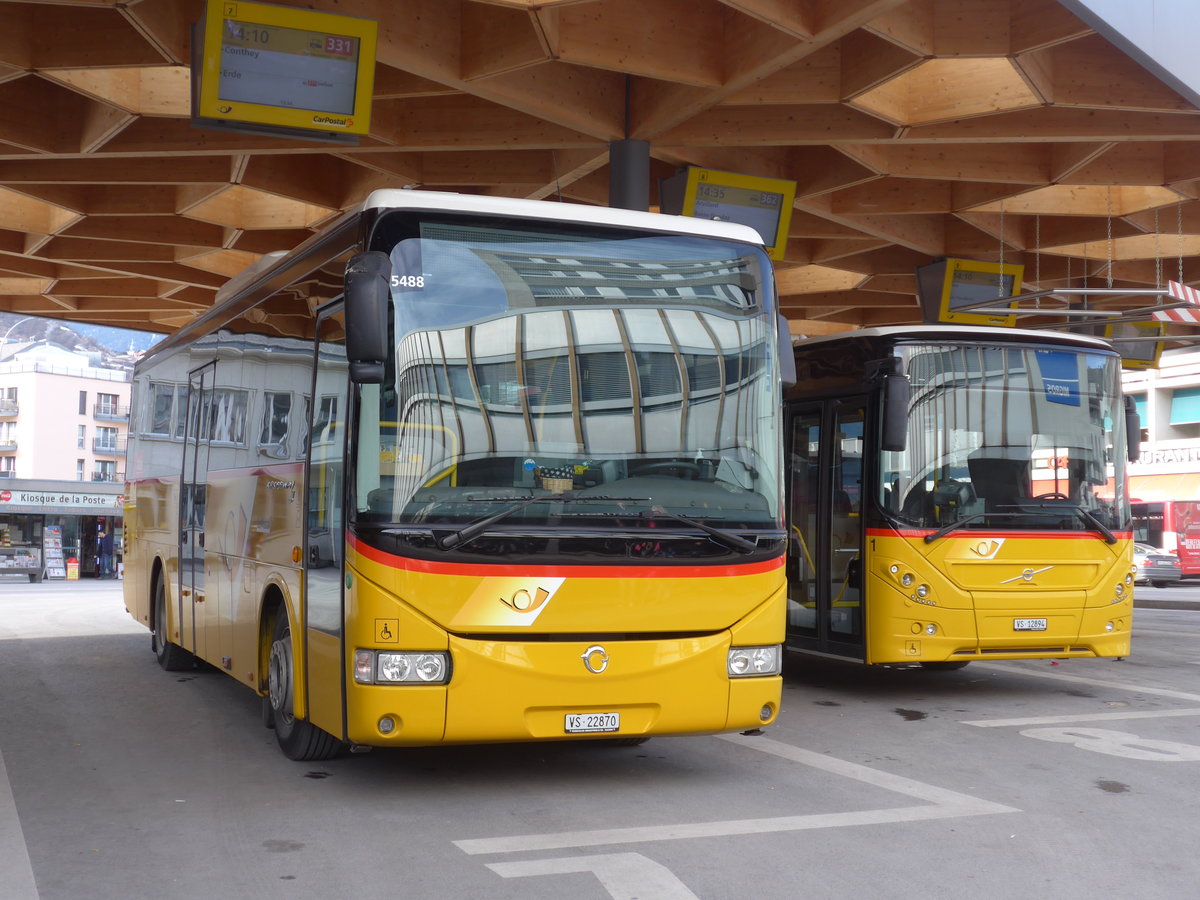 (178'200) - Evquoz, Erde - VS 22'870 - Irisbus am 28. Januar 2017 beim Bahnhof Sion