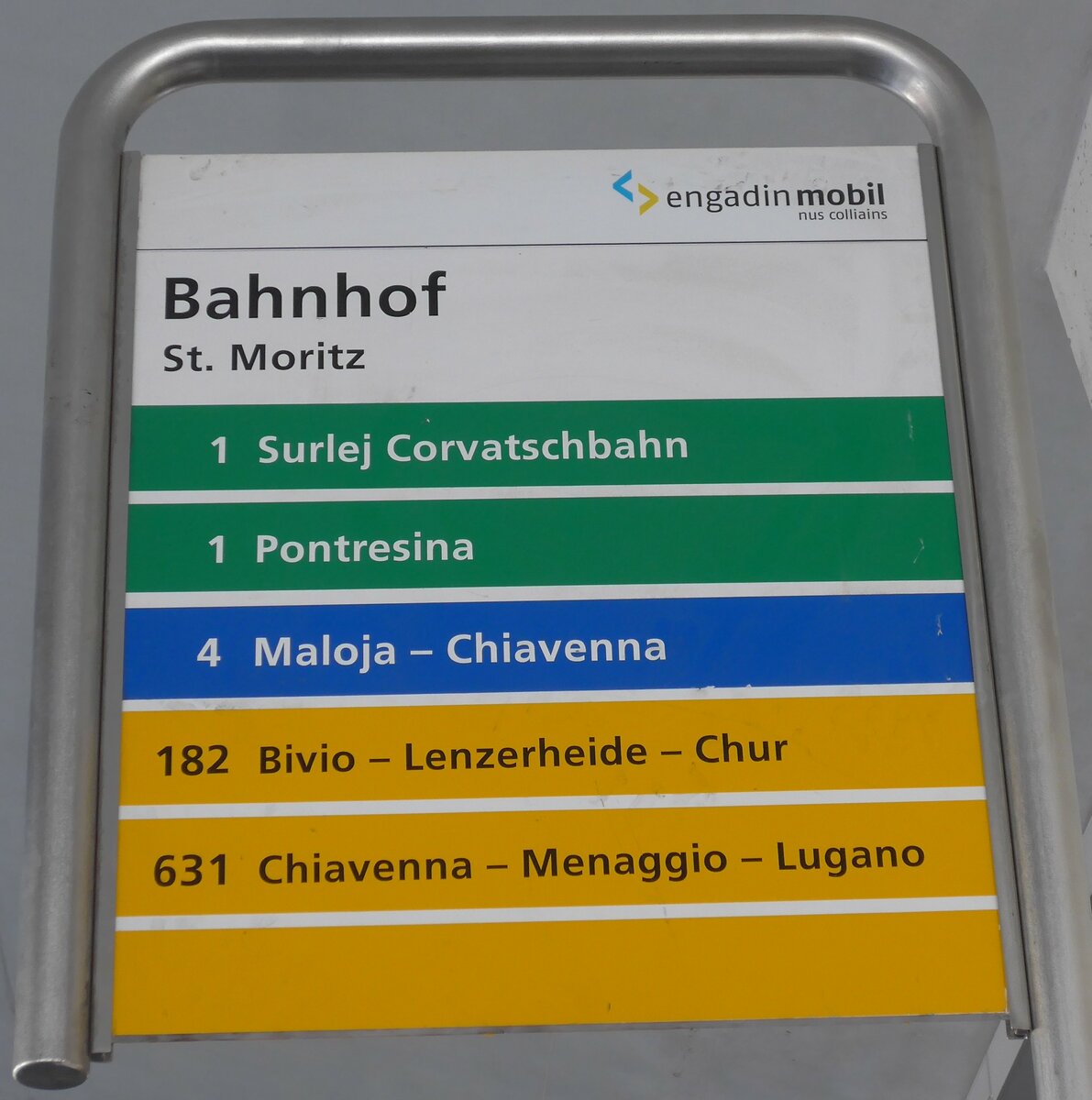 (178'410) - engadin mobil/PostAuto-Haltestellenschild - St. Moritz, Bahnhof - am 9. Februar 2017