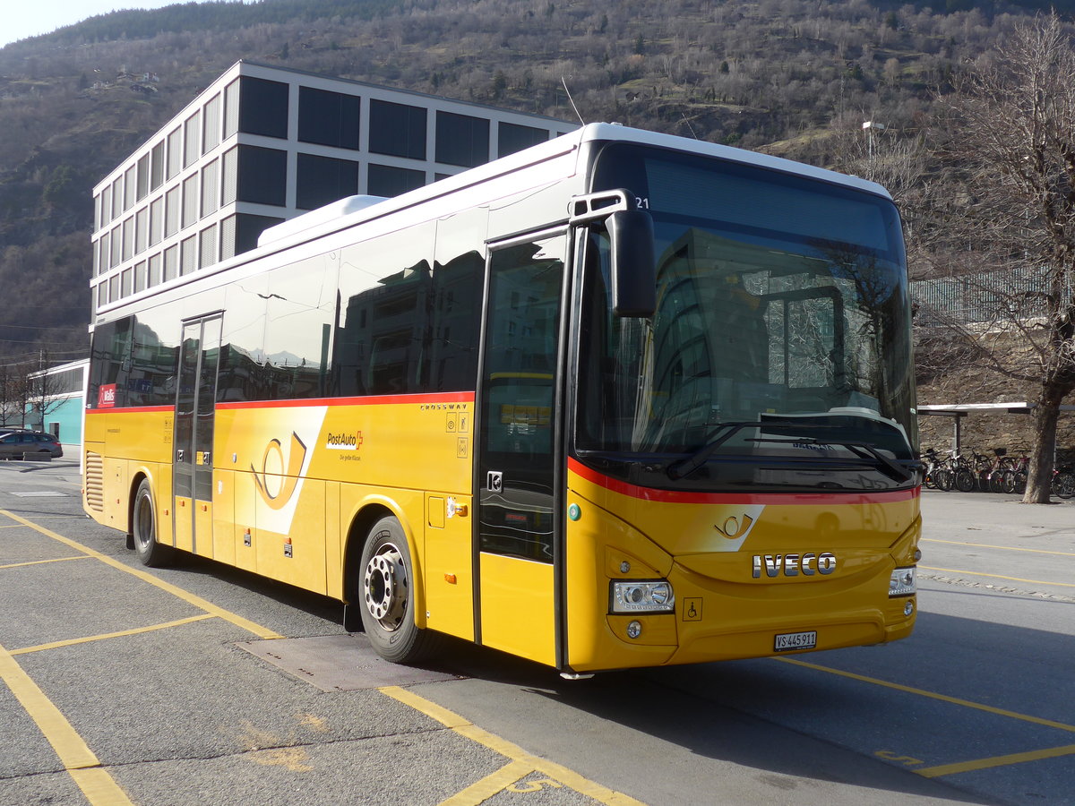 (178'976) - PostAuto Wallis - VS 445'911 - Iveco am 12. Mrz 2017 beim Bahnhof Brig