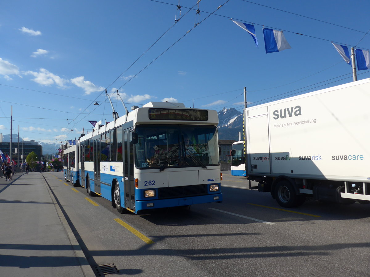 (179'407) - VBL Luzern - Nr. 262 - NAW/R&J-Hess Trolleybus am 10. April 2017 in Luzern, Bahnhofbrcke