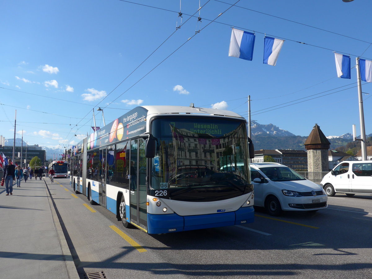 (179'417) - VBL Luzern - Nr. 226 - Hess/Hess Gelenktrolleybus am 10. April 2017 in Luzern, Bahnhofbrcke
