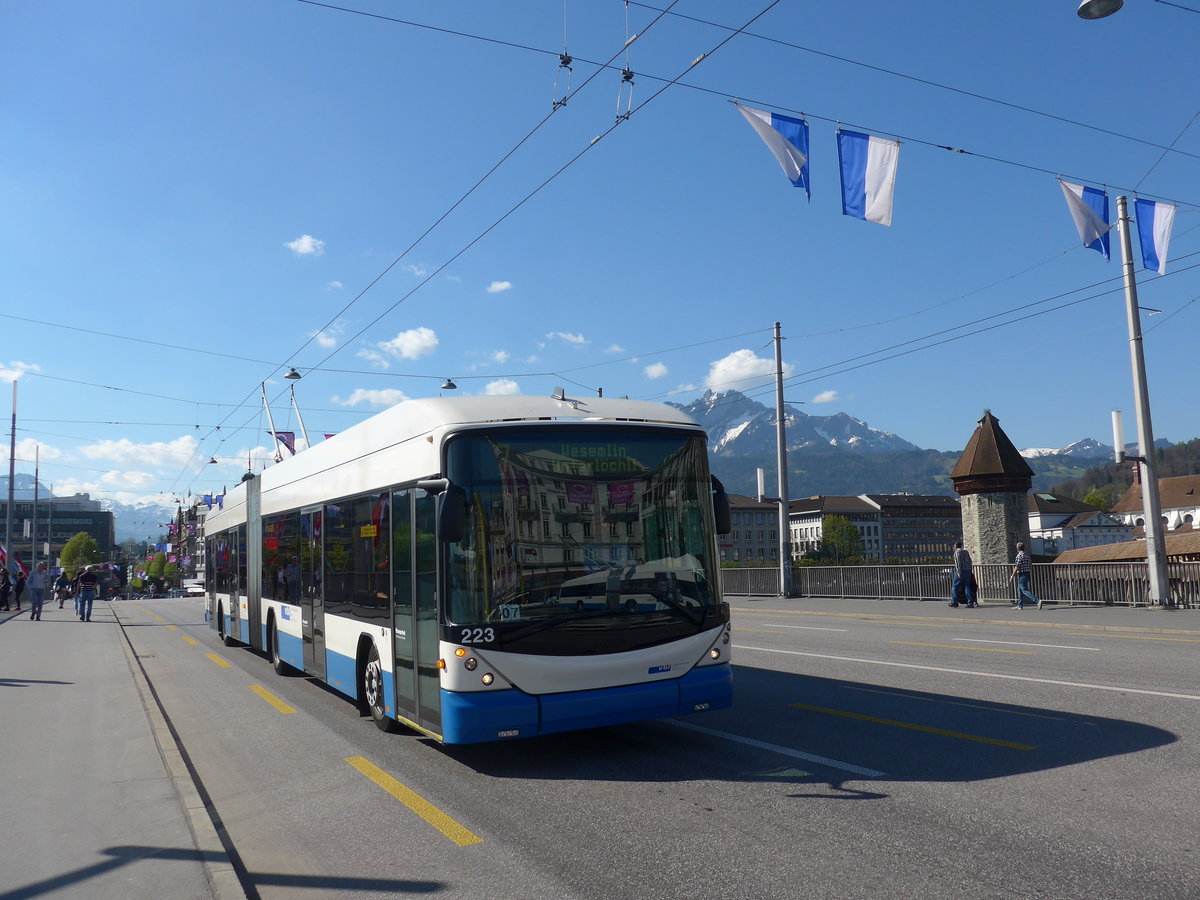 (179'462) - VBL Luzern - Nr. 223 - Hess/Hess Gelenktrolleybus am 10. April 2017 in Luzern, Bahnhofbrcke