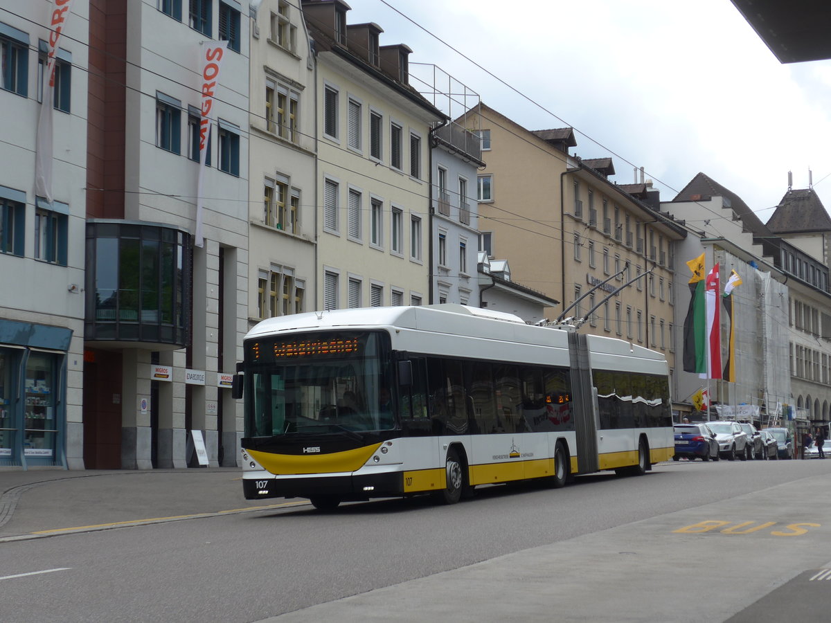 (179'678) - VBSH Schaffhausen - Nr. 107 - Hess/Hess Gelenktrolleybus am 17. April 2017 beim Bahnhof Schaffhausen