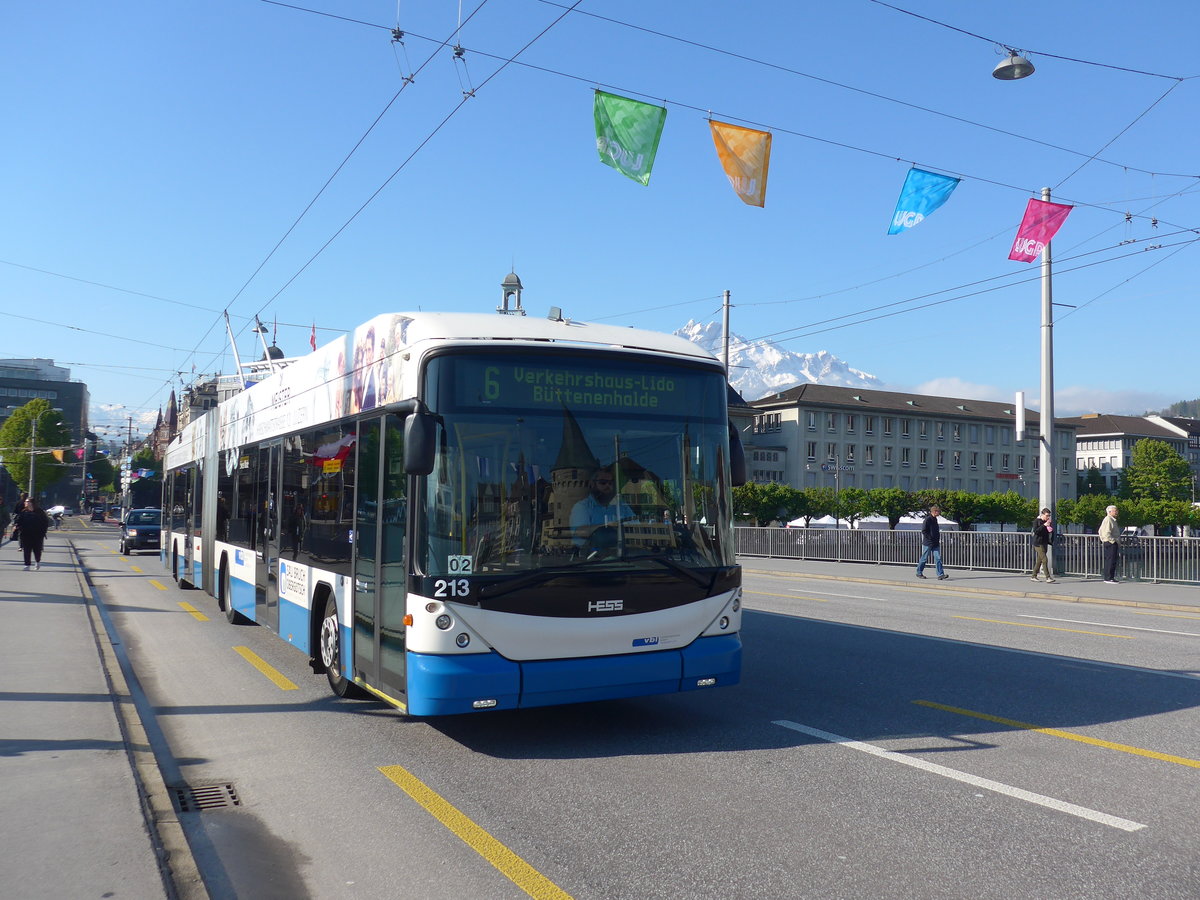 (179'746) - VBL Luzern - Nr. 213 - Hess/Hess Gelenktrolleybus am 29. April 2017 in Luzern, Bahnhofbrcke