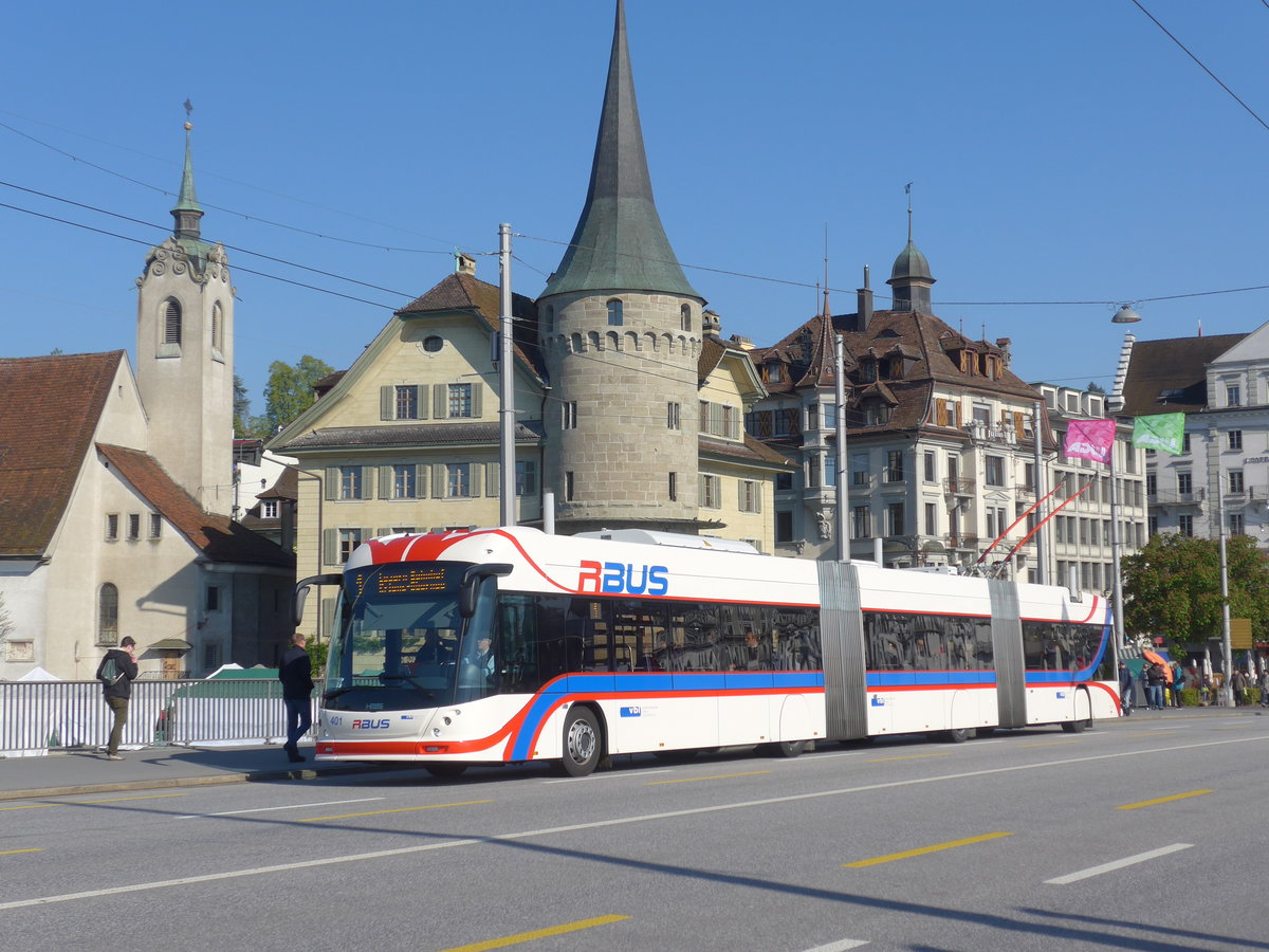 (179'748) - VBL Luzern - Nr. 401 - Hess/Hess Doppelgelenktrolleybus am 29. April 2017 in Luzern, Bahnhofbrcke