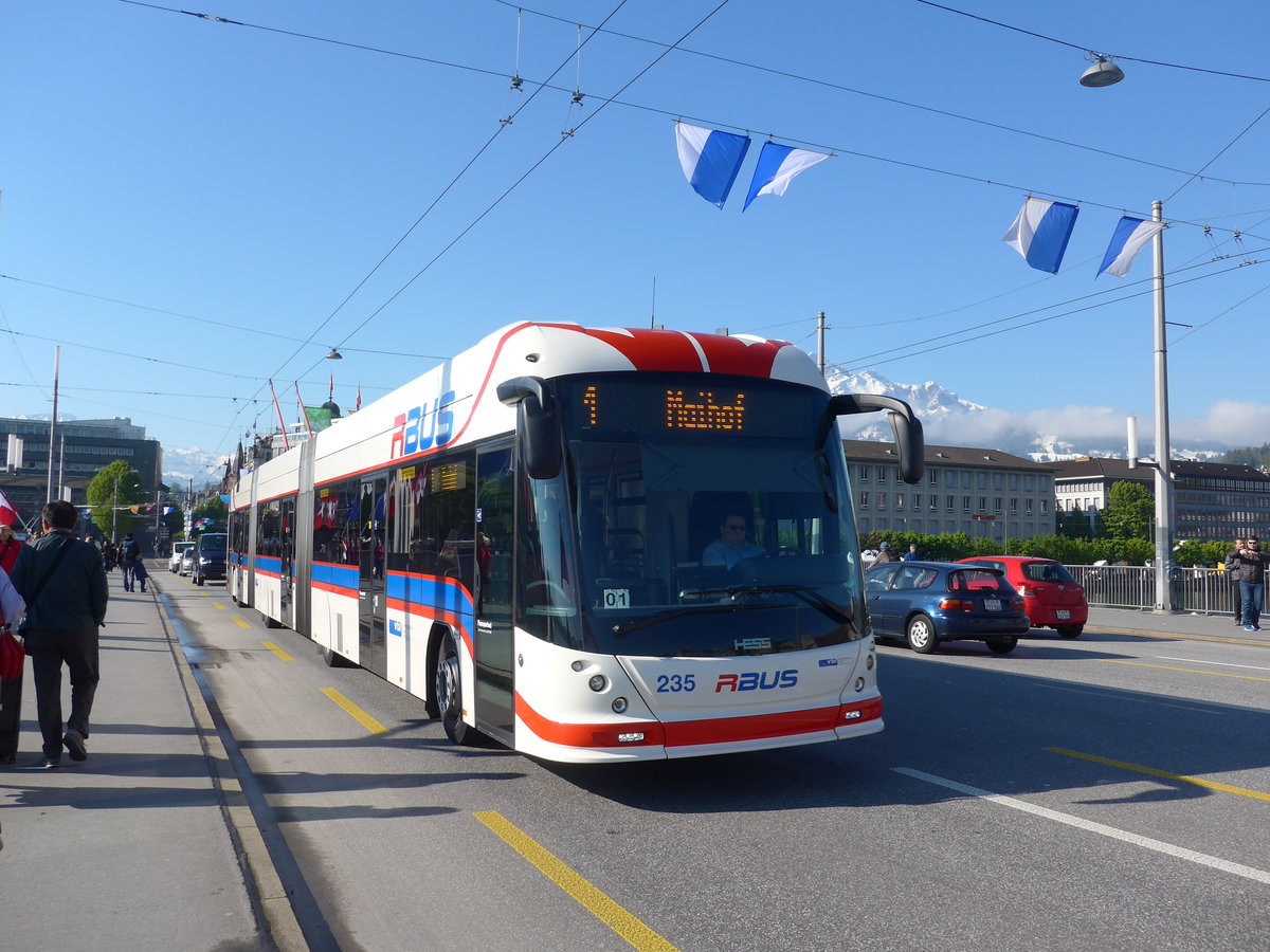 (179'753) - VBL Luzern - Nr. 235 - Hess/Hess Doppelgelenktrolleybus am 29. April 2017 in Luzern, Bahnhofbrcke