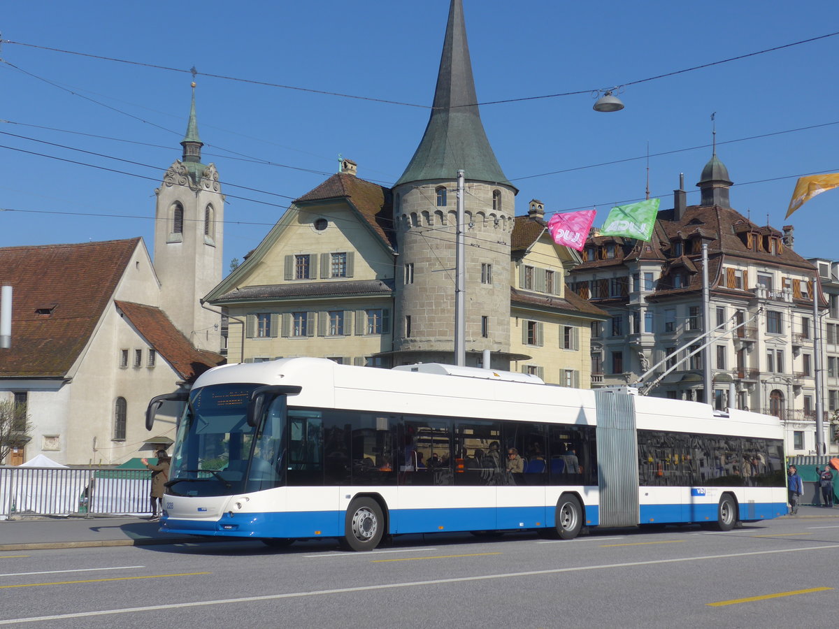 (179'759) - VBL Luzern - Nr. 228 - Hess/Hess Gelenktrolleybus am 29. April 2017 in Luzern, Bahnhofbrcke