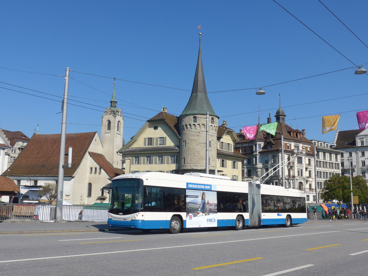 (179'775) - VBL Luzern - Nr. 222 - Hess/Hess Gelenktrolleybus am 29. April 2017 in Luzern, Bahnhofbrcke