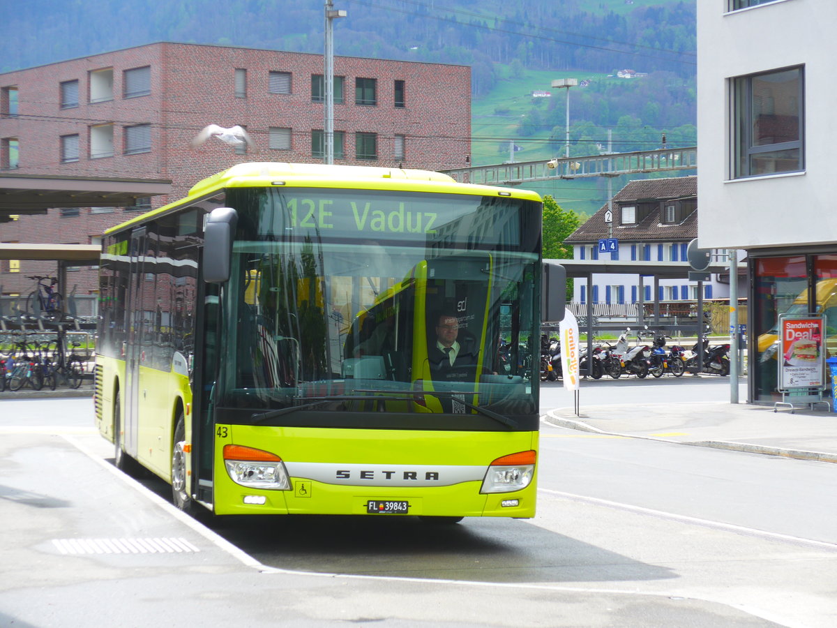 (180'006) - Aus Liechtenstein: LBA Vaduz - Nr. 43/FL 39'843 - Setra am 4. Mai 2017 beim Bahnhof Sargans