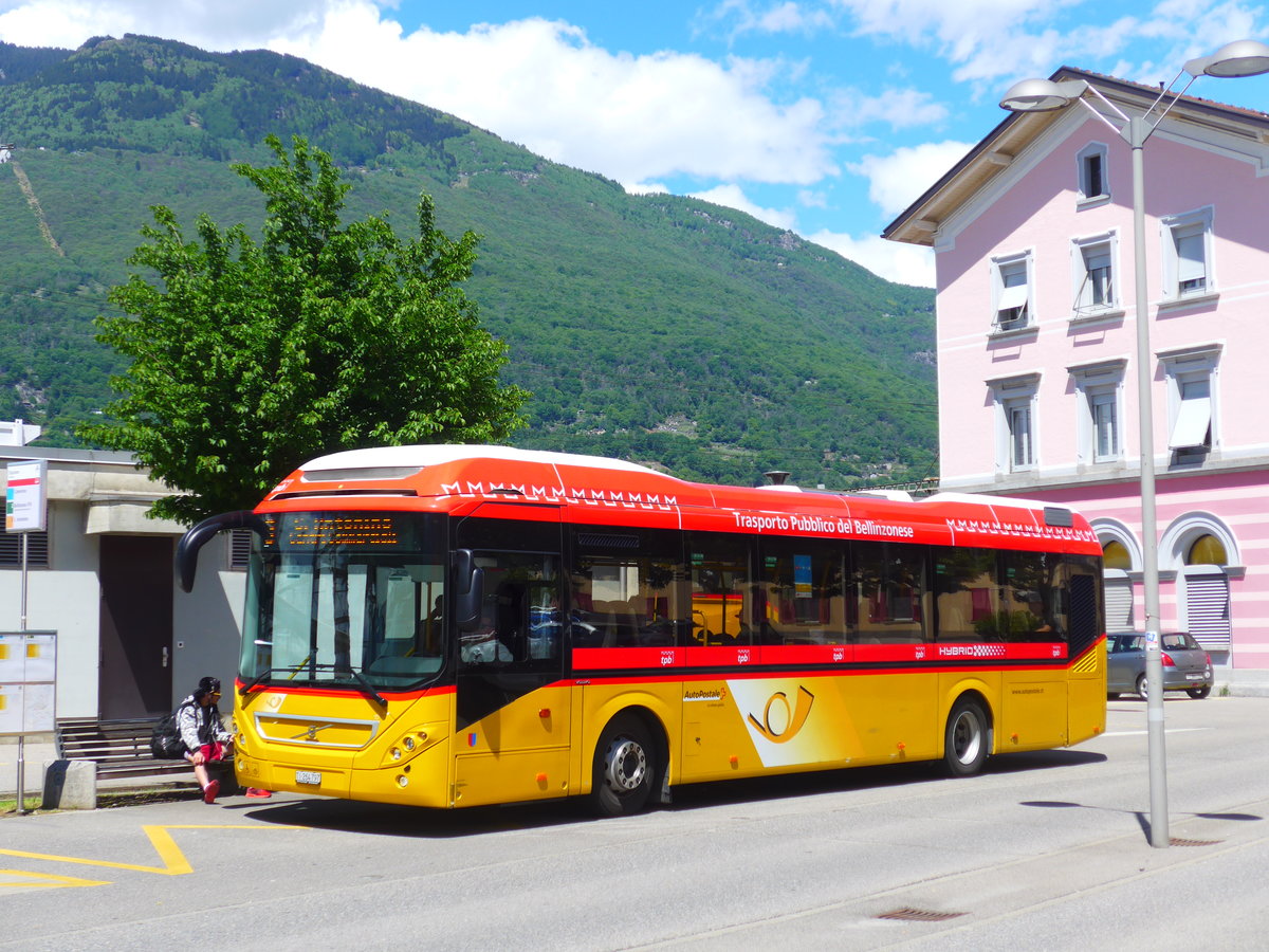 (180'077) - AutoPostale Ticino - TI 264'797 - Volvo am 13. Mai 2017 beim Bahnhof Giubiasco