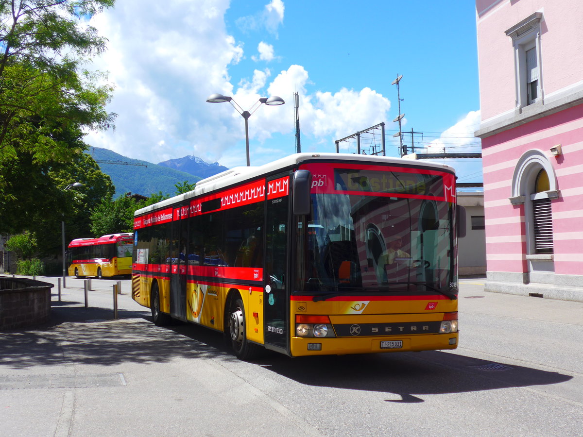 (180'078) - AutoPostale Ticino - TI 215'031 - Setra (ex P 25'650) am 13. Mai 2017 beim Bahnhof Giubiasco