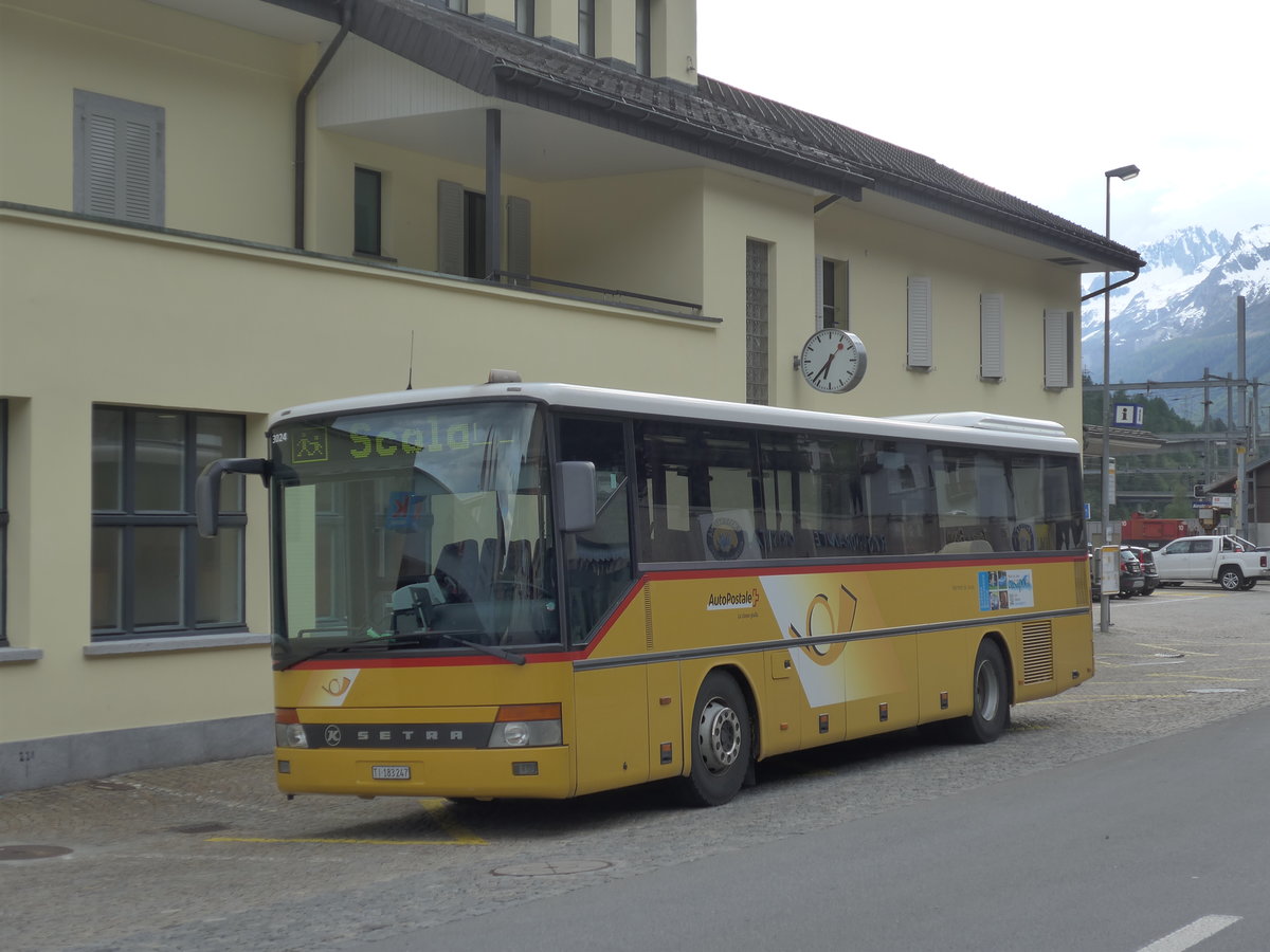 (180'652) - Marchetti, Airolo - TI 183'247 - Setra (ex Nr. 6) am 23. Mai 2017 beim Bahnhof Airolo