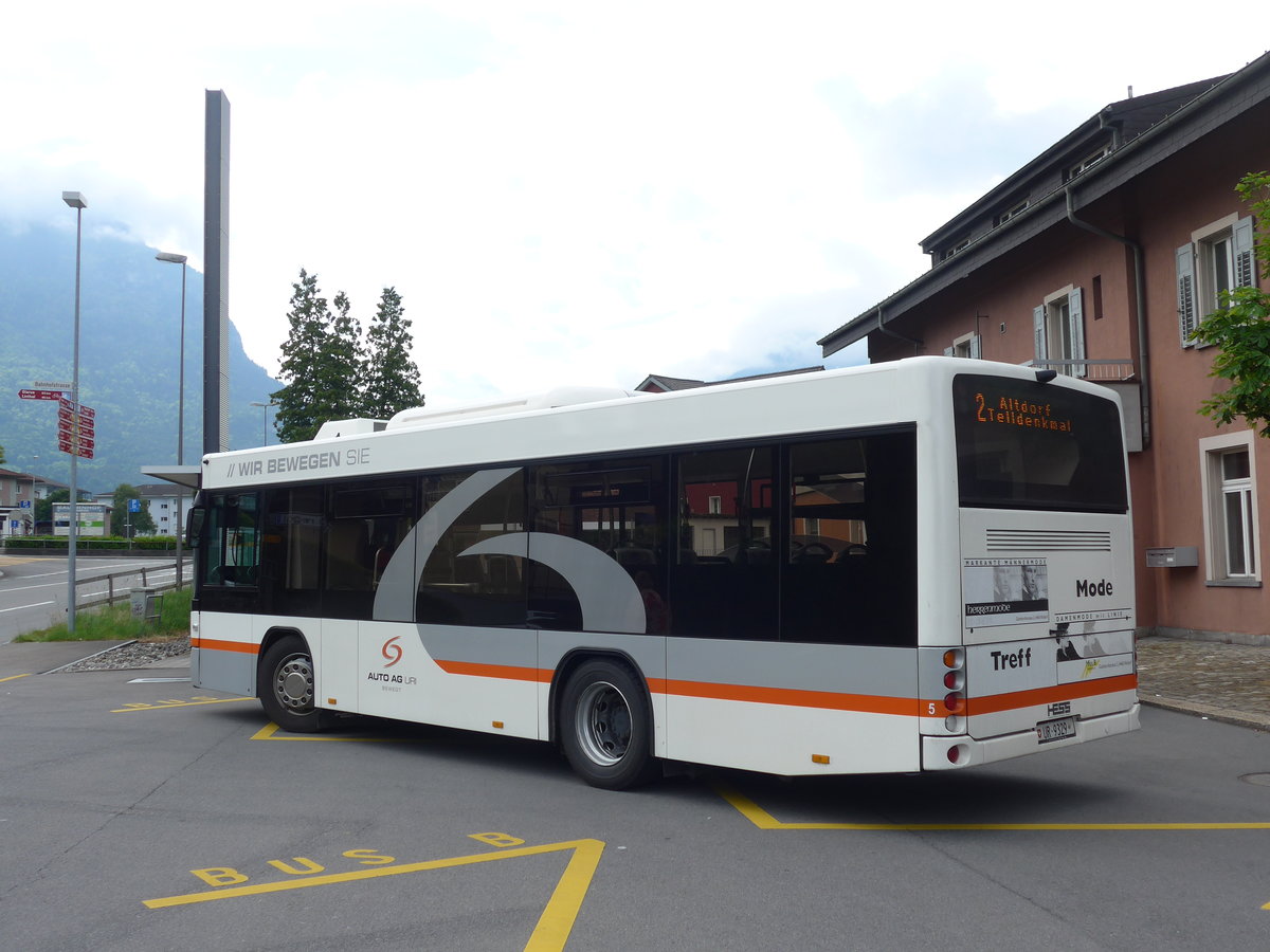 (180'692) - AAGU Altdorf - Nr. 5/UR 9329 - Scania/Hess am 24. Mai 2017 beim Bahnhof Altdorf