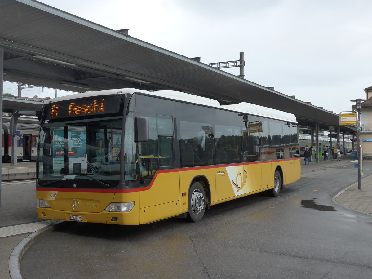 (180'944) - PostAuto Bern - BE 637'781 - Mercedes am 4. Juni 2017 beim Bahnhof Spiez