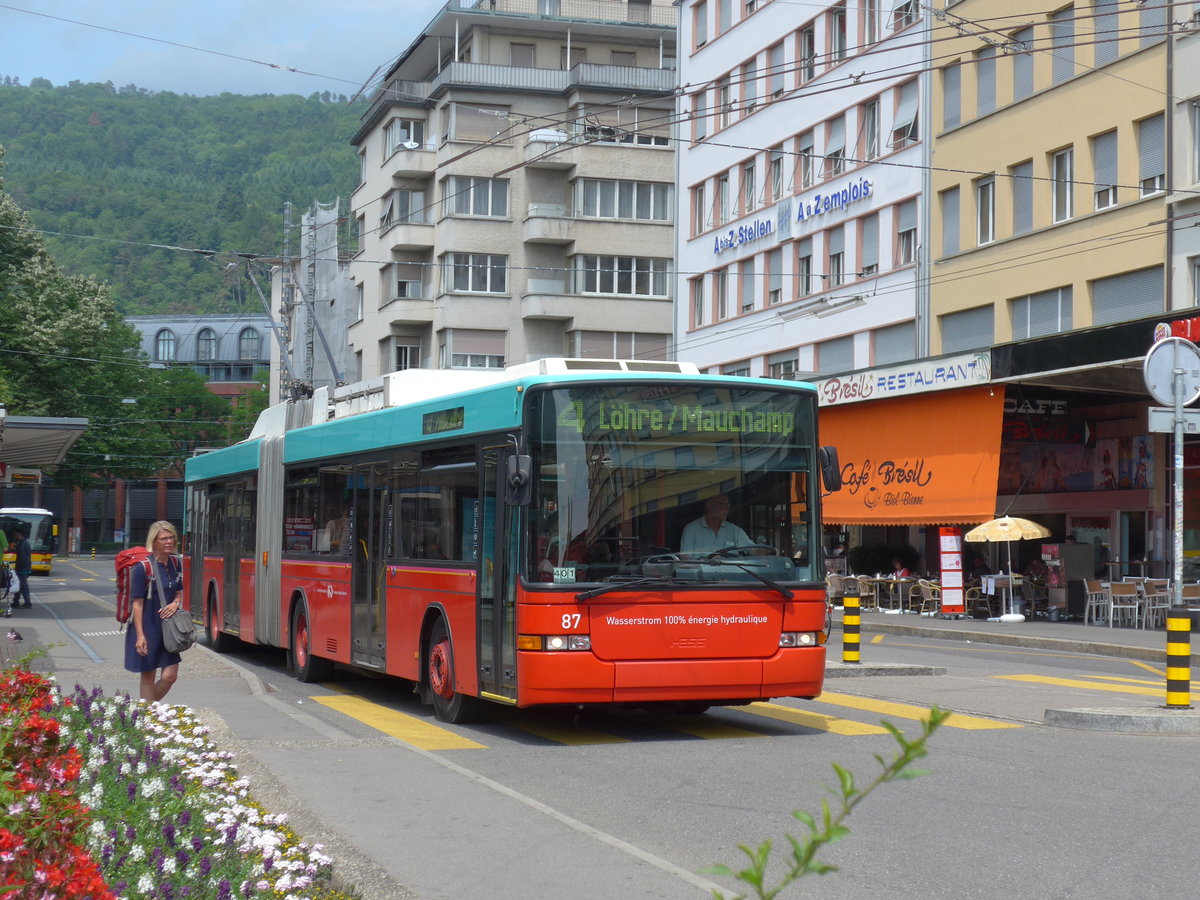 (181'039) - VB Biel - Nr. 87 - NAW/Hess Gelenktrolleybus am 12. Juni 2017 beim Bahnhof Biel