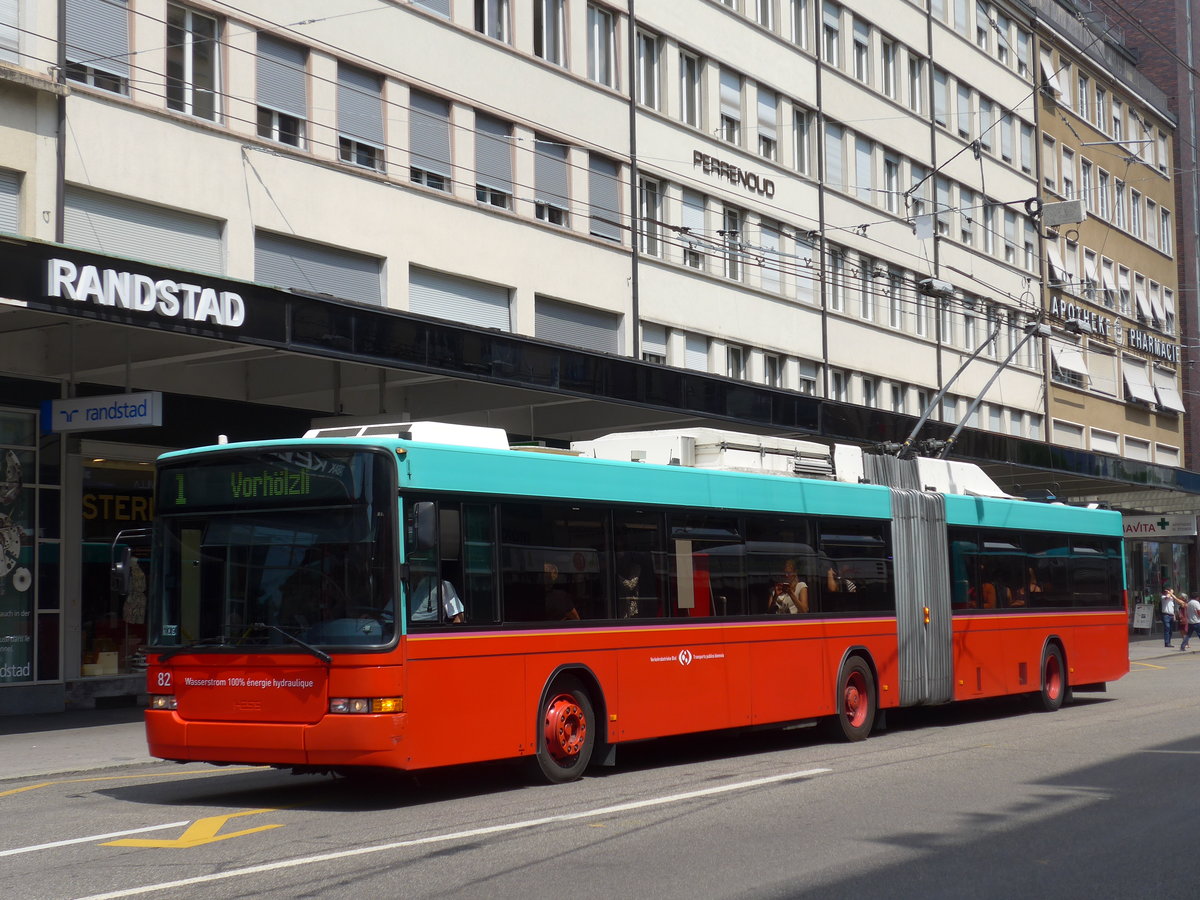 (181'041) - VB Biel - Nr. 82 - NAW/Hess Gelenktrolleybus am 12. Juni 2017 beim Bahnhof Biel