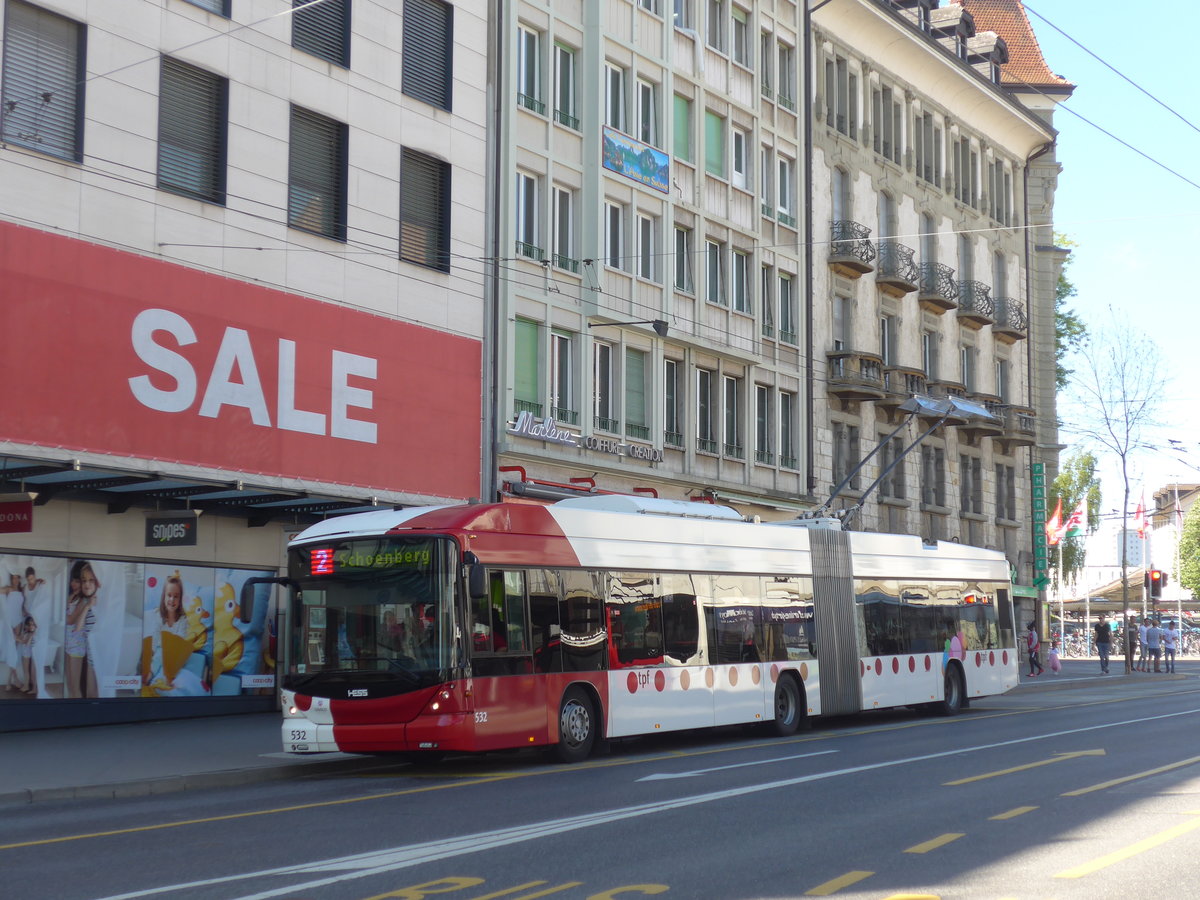 (181'165) - TPF Fribourg - Nr. 532 - Hess/Hess Gelenktrolleybus am 18. Juni 2017 beim Bahnhof Fribourg
