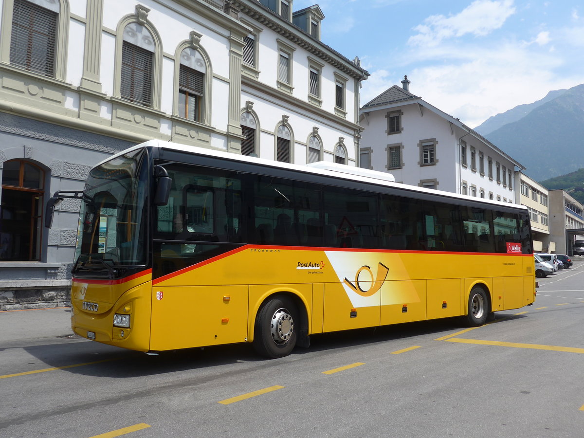 (181'356) - PostAuto Wallis - VS 441'406 - Iveco am 24. Juni 2017 beim Bahnhof Brig
