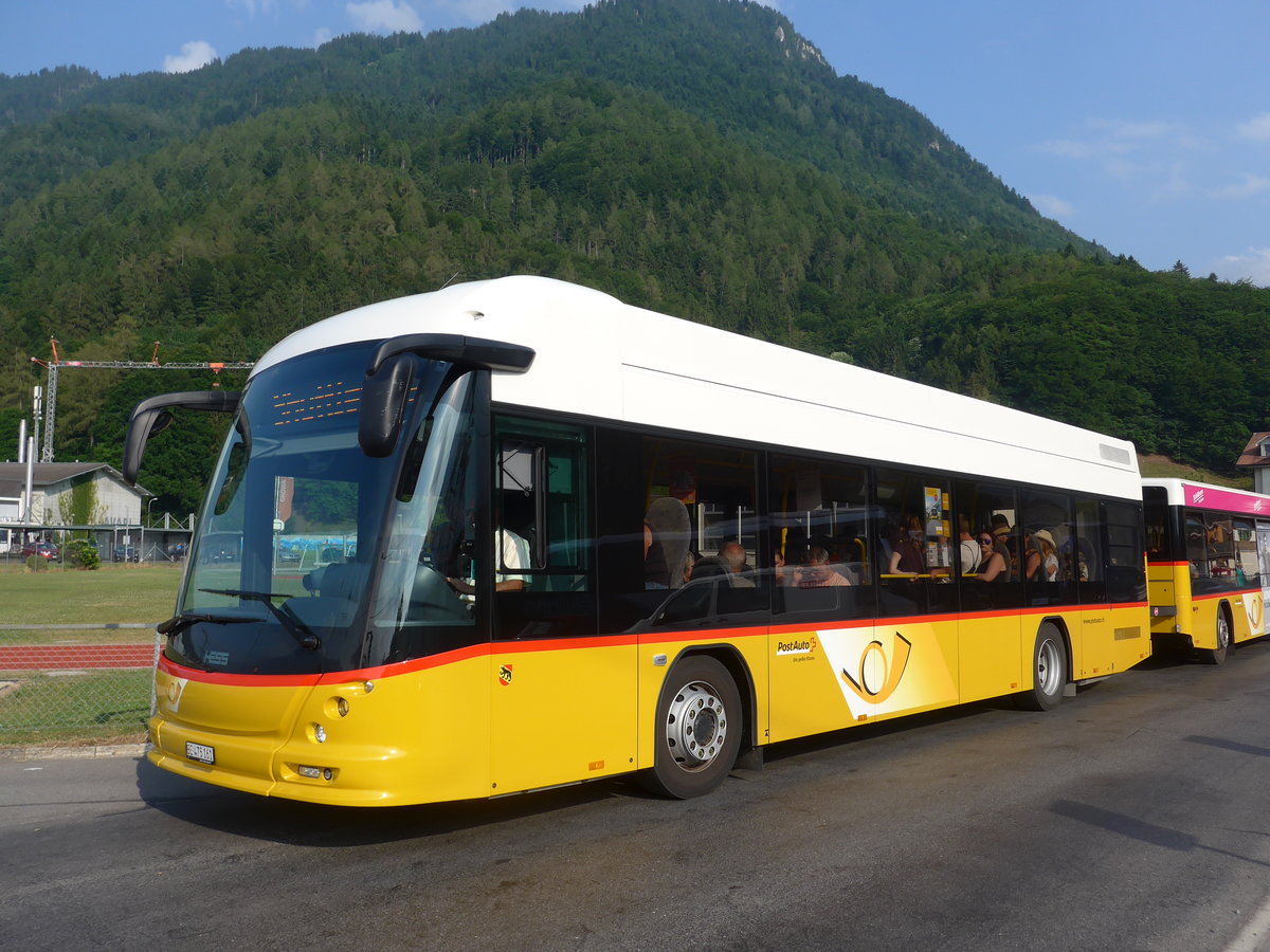 (181'526) - PostAuto Bern - BE 475'161 - Hess am 24. Juni 2017 beim Bahnhof Wilderswil