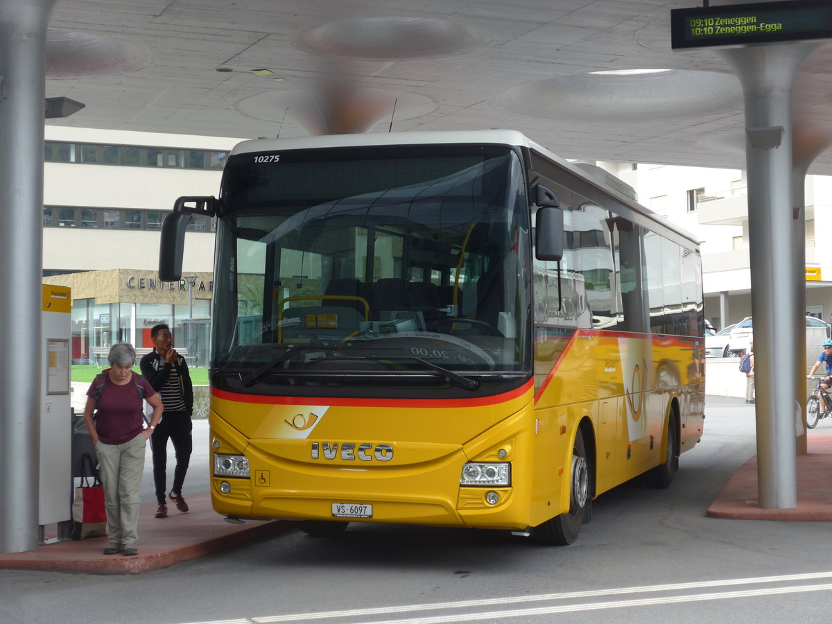 (181'796) - Autotour, Visp - VS 6097 - Iveco am 9. Juli 2017 beim Bahnhof Visp