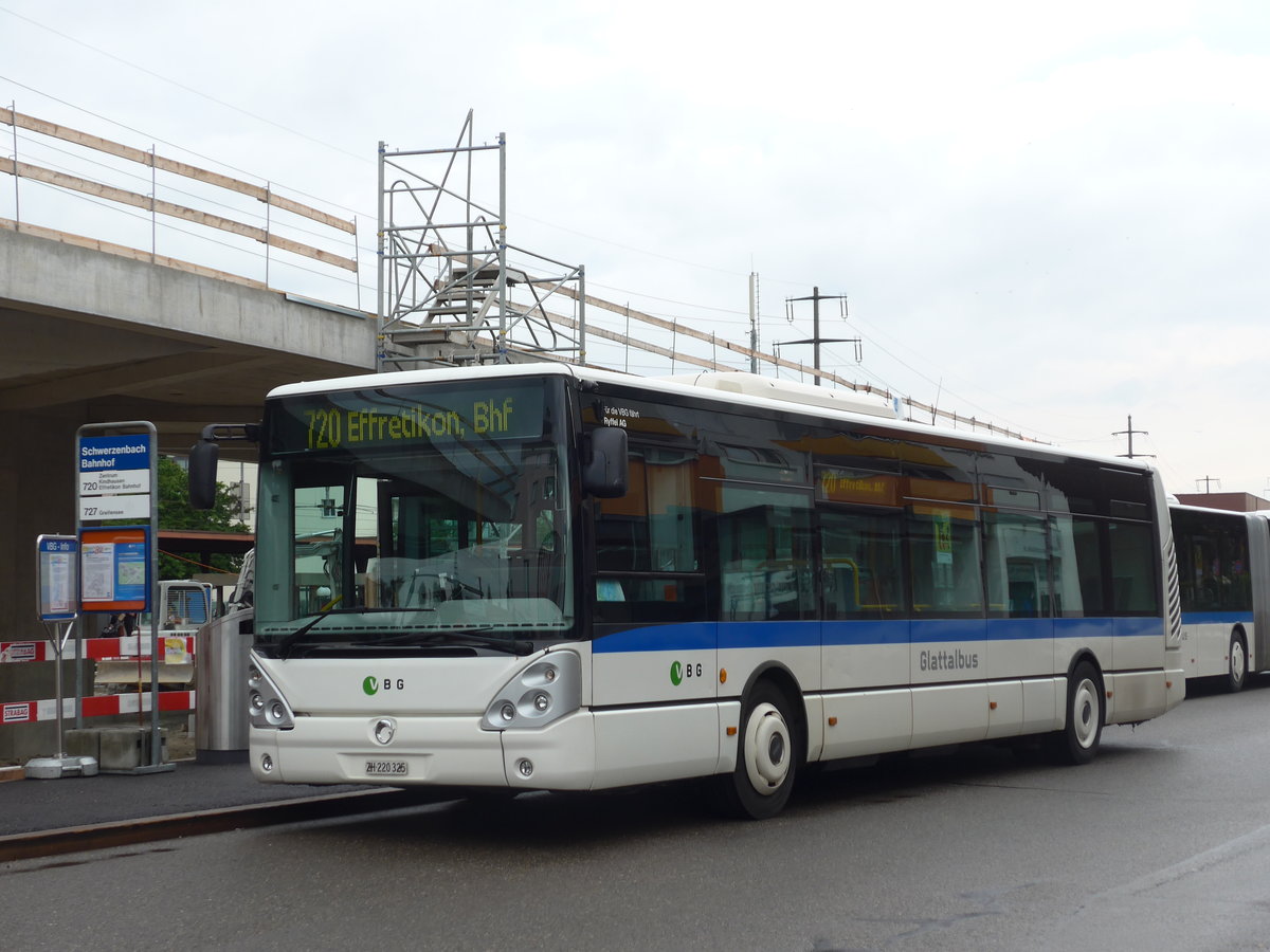 (181'915) - Ryffel, Volketswil - Nr. 70/ZH 220'325 - Irisbus am 10. Juli 2017 beim Bahnhof Schwerzenbach