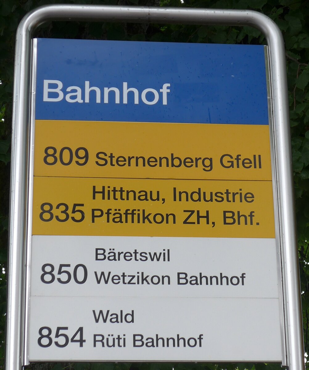 (181'975) - PostAuto/ZVV-Haltestellenschild - Bauma, Bahnhof - am 10. Juli 2017
